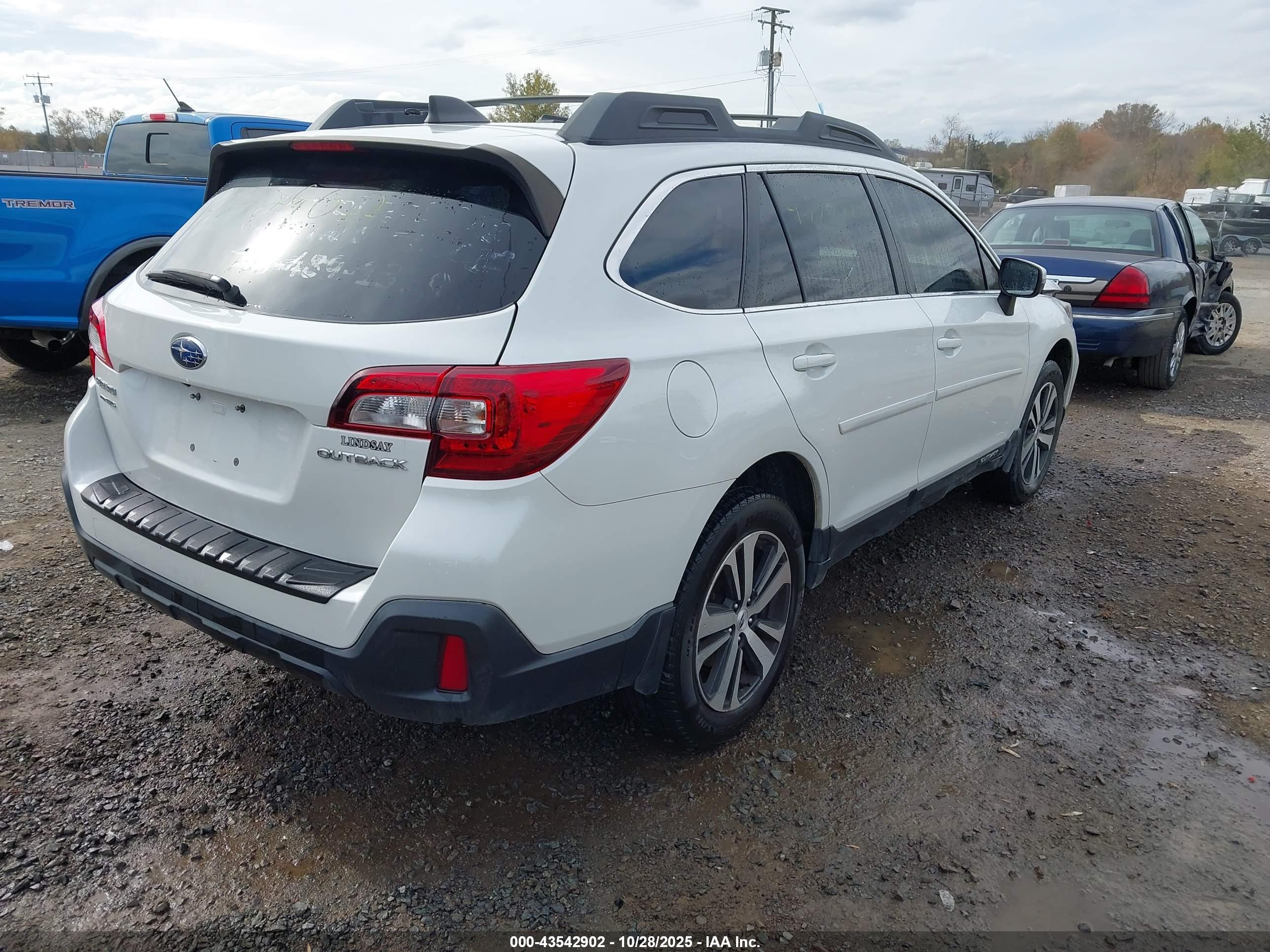 SUBARU OUTBACK image 4