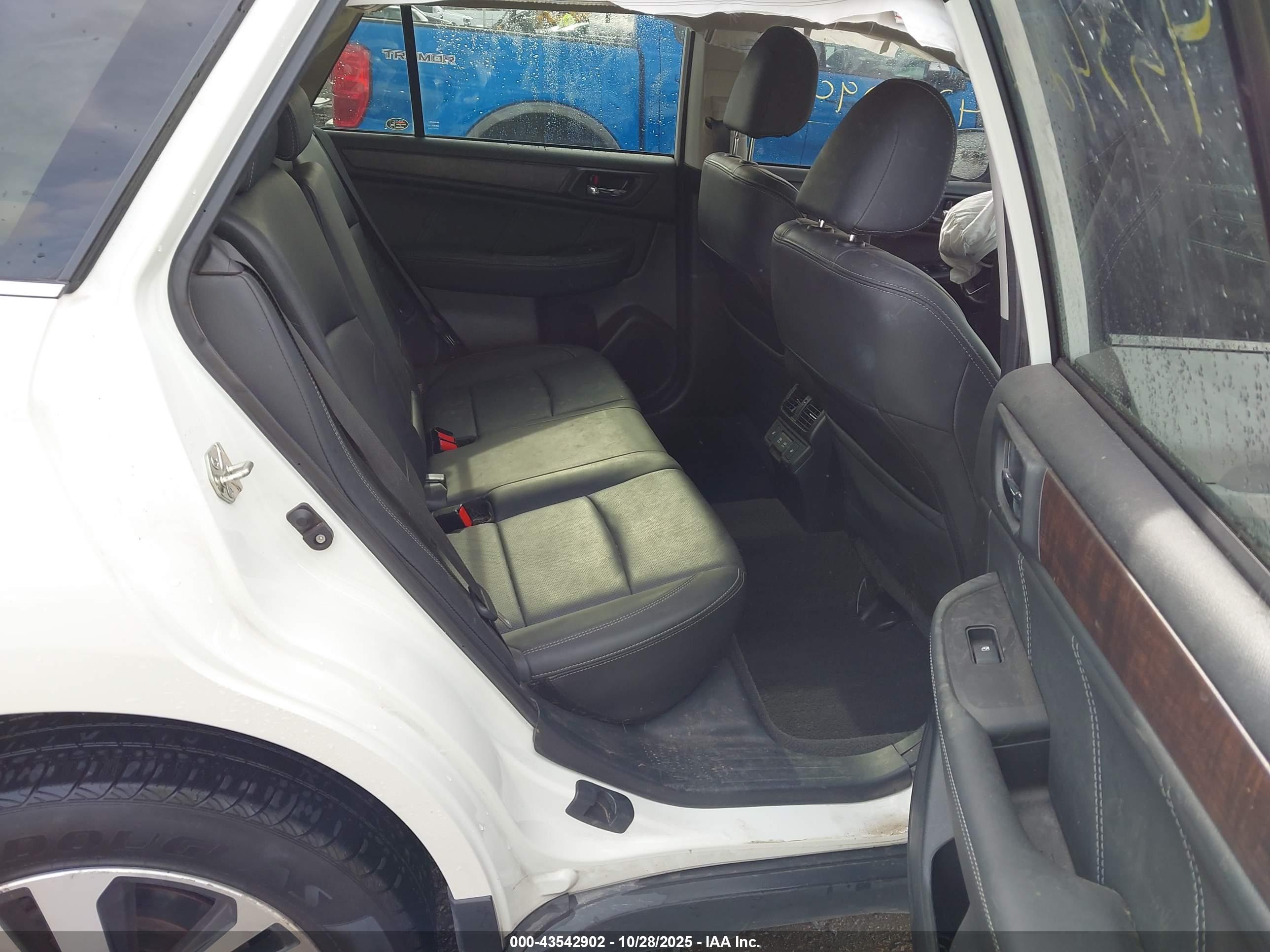 SUBARU OUTBACK image 8