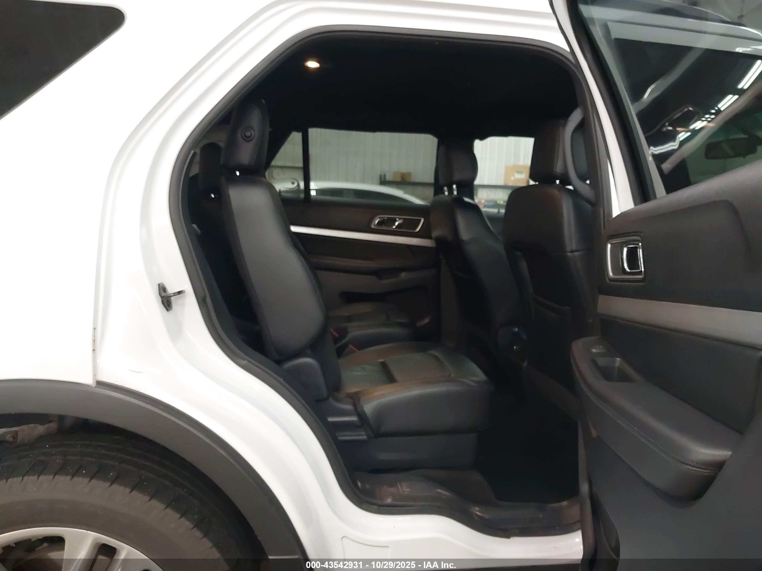 FORD EXPLORER image 8
