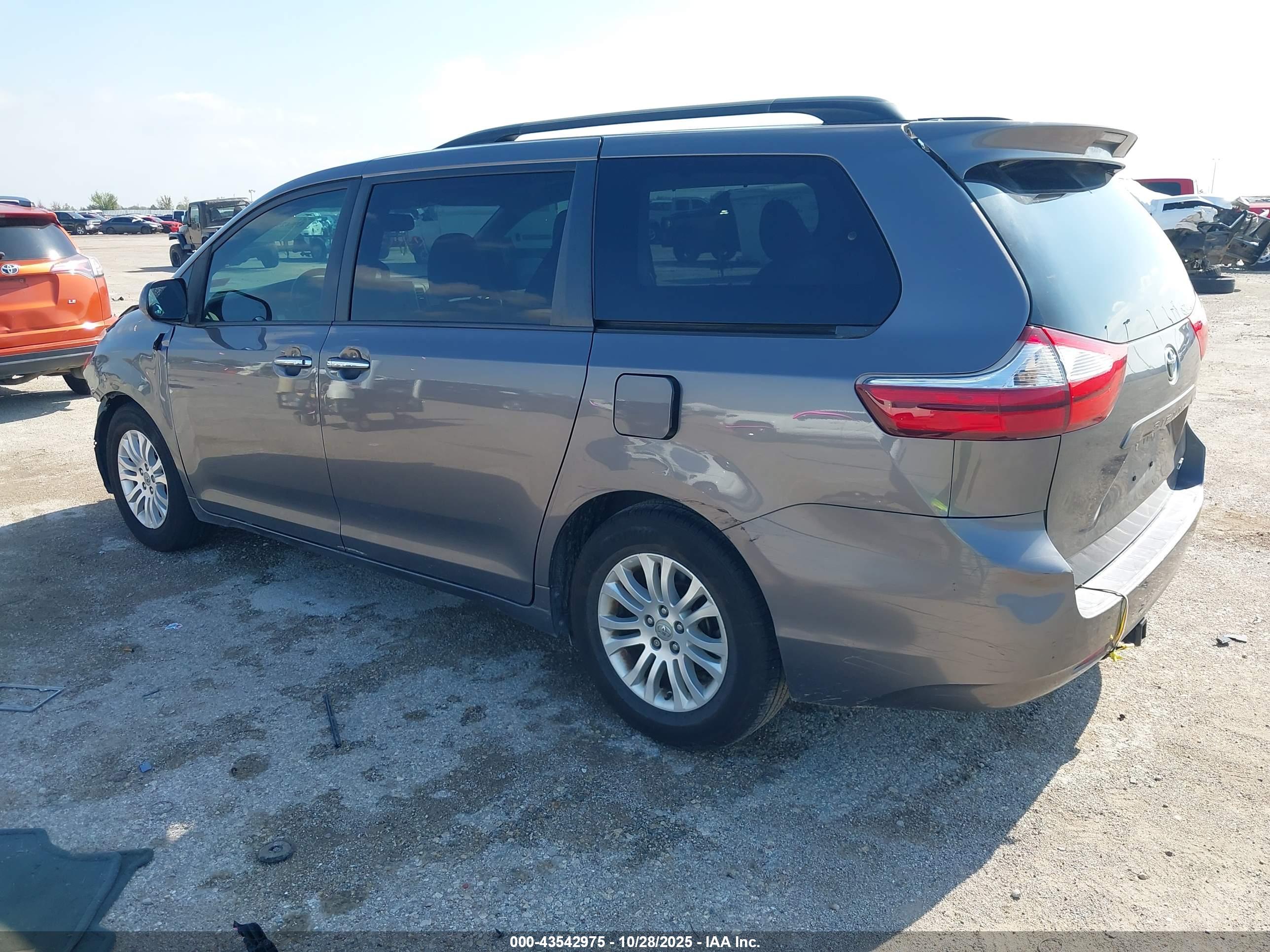 TOYOTA SIENNA image 3