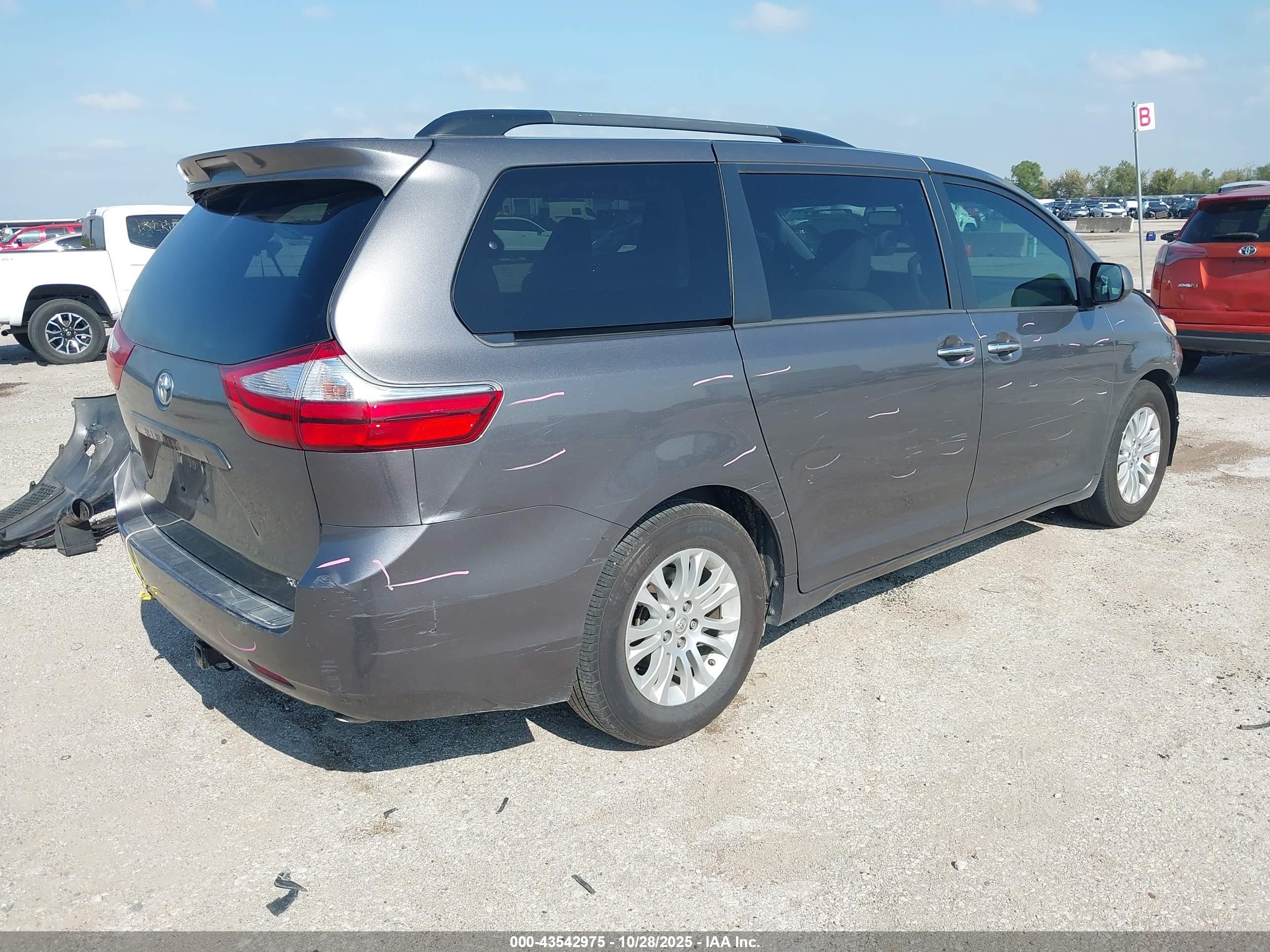TOYOTA SIENNA image 4
