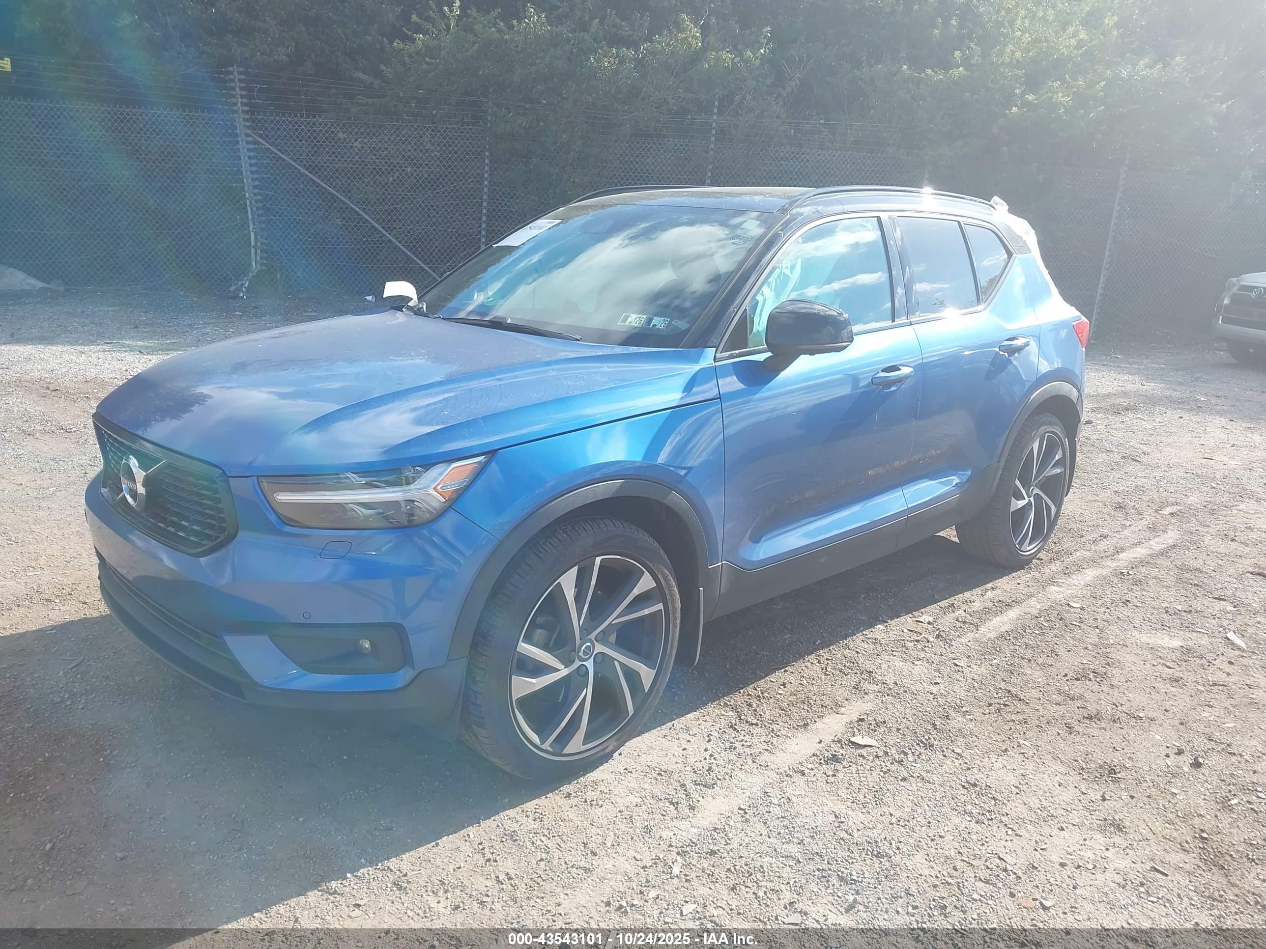 VOLVO XC40 image 2