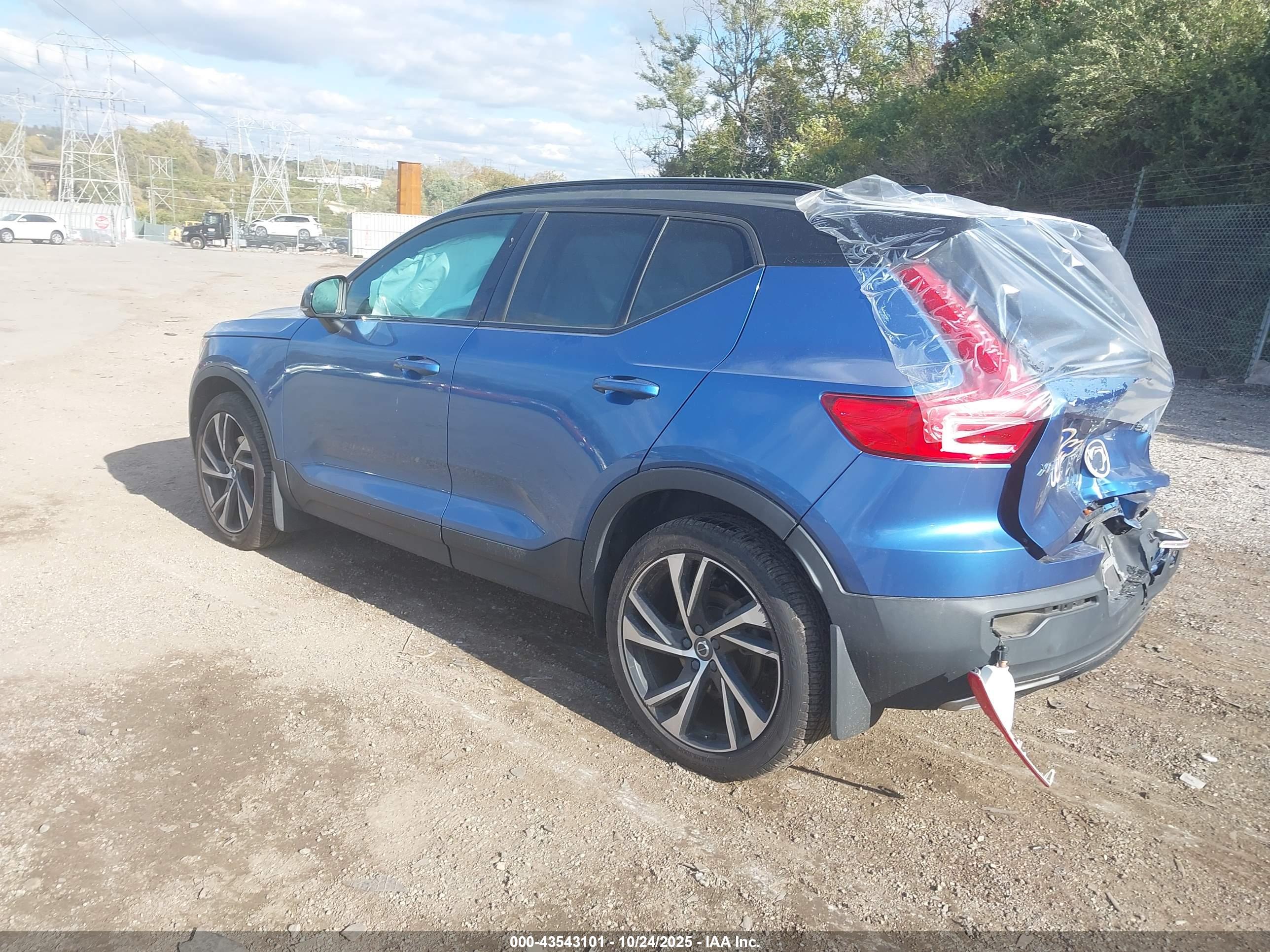 VOLVO XC40 image 3