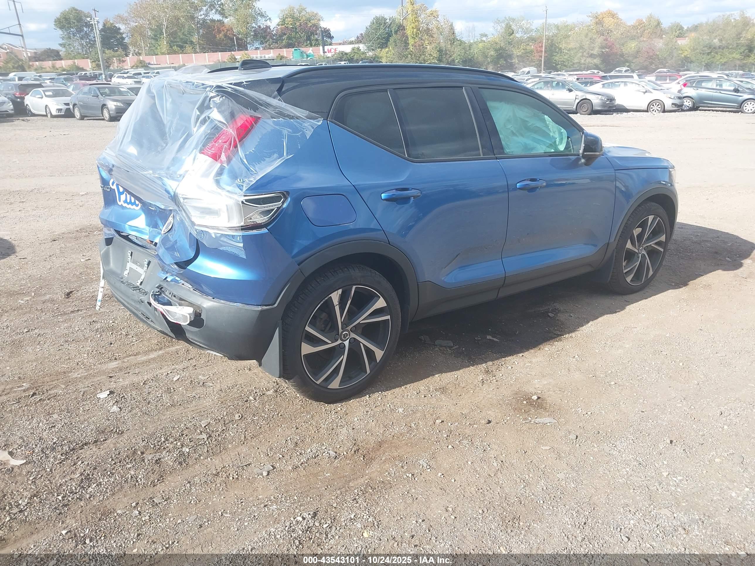 VOLVO XC40 image 4