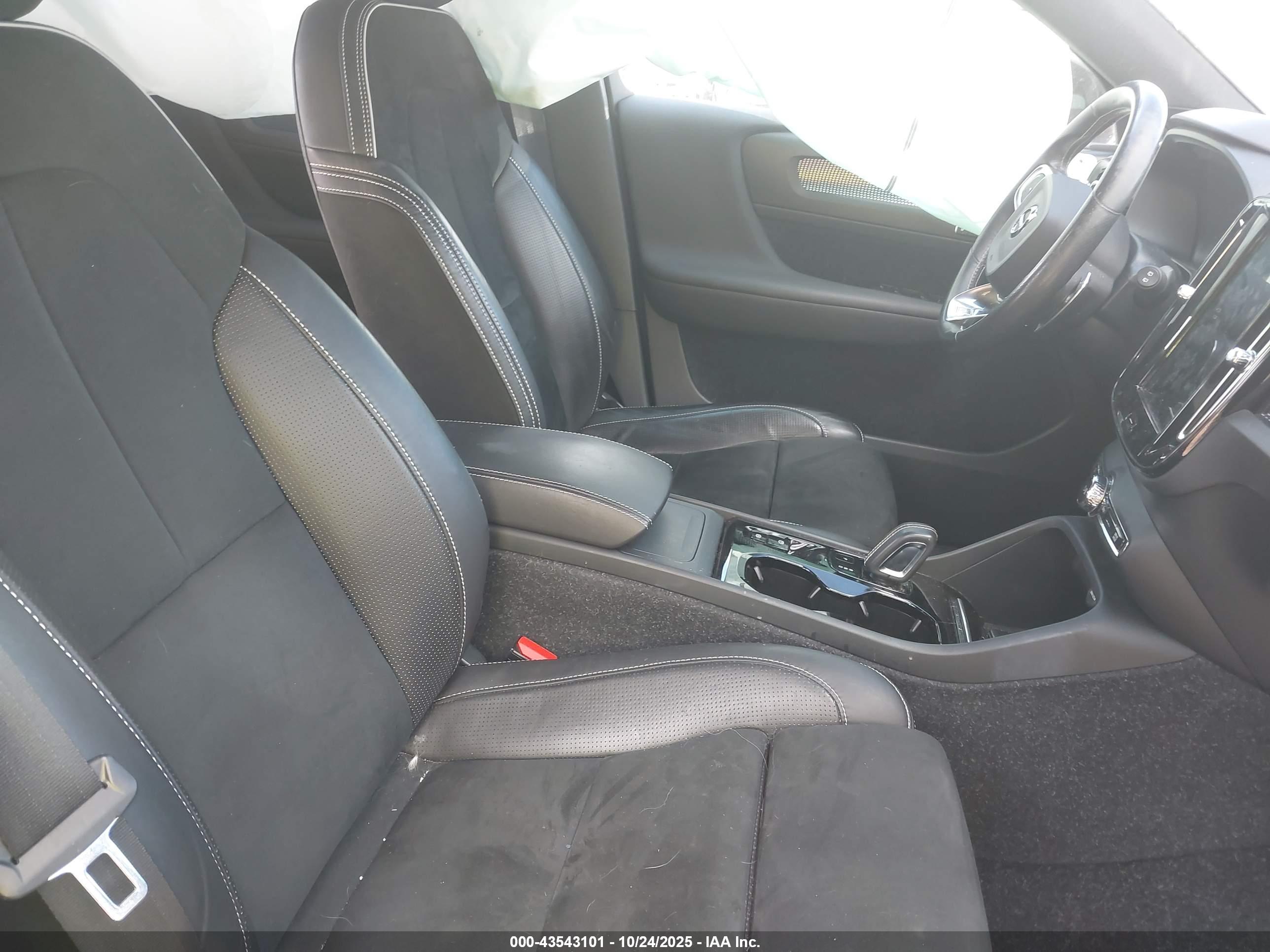 VOLVO XC40 image 5