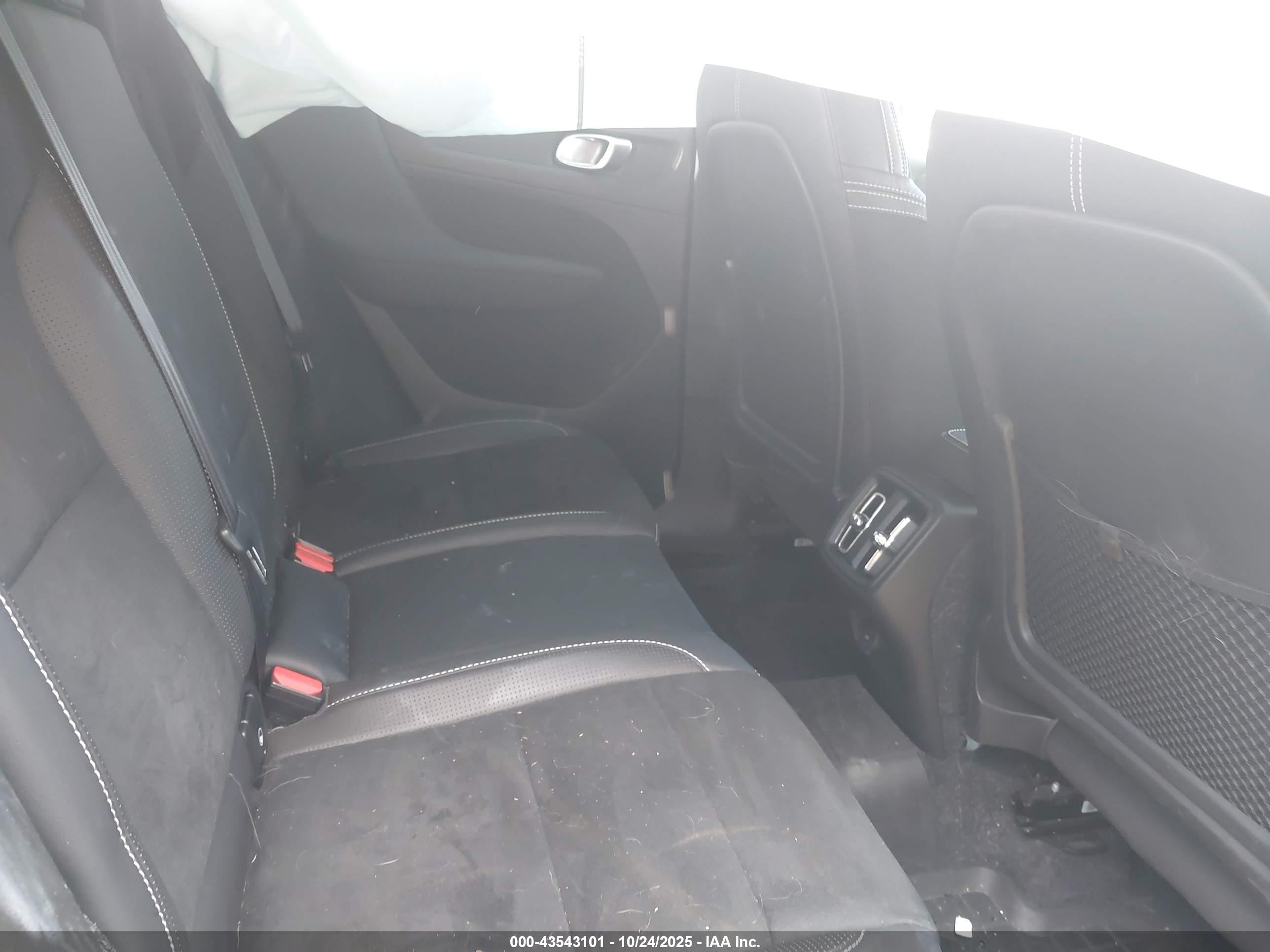 VOLVO XC40 image 8