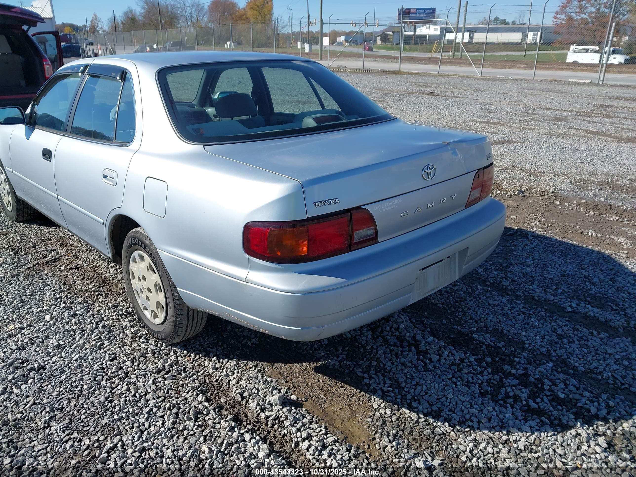 TOYOTA CAMRY image 3
