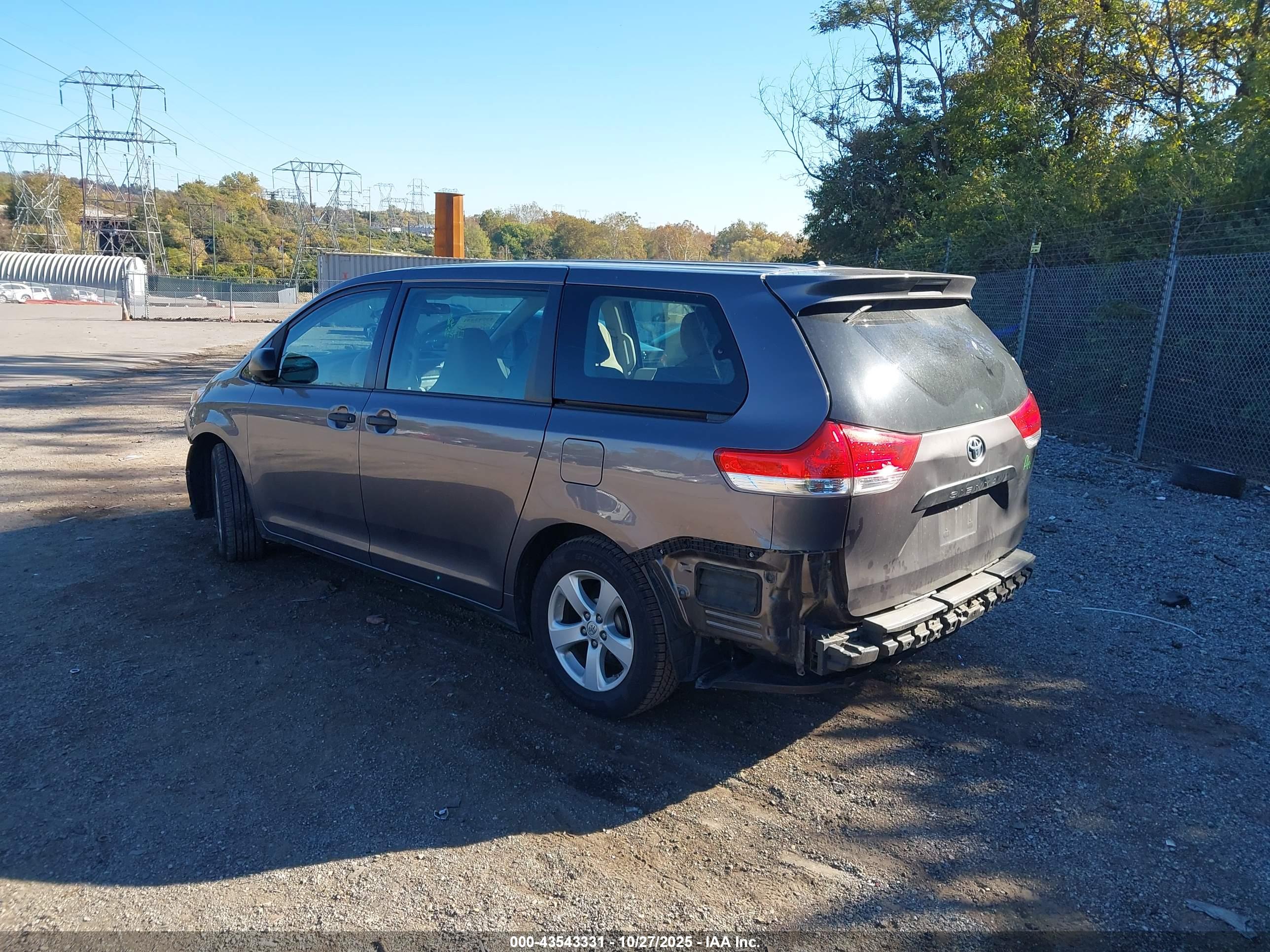 TOYOTA SIENNA image 3