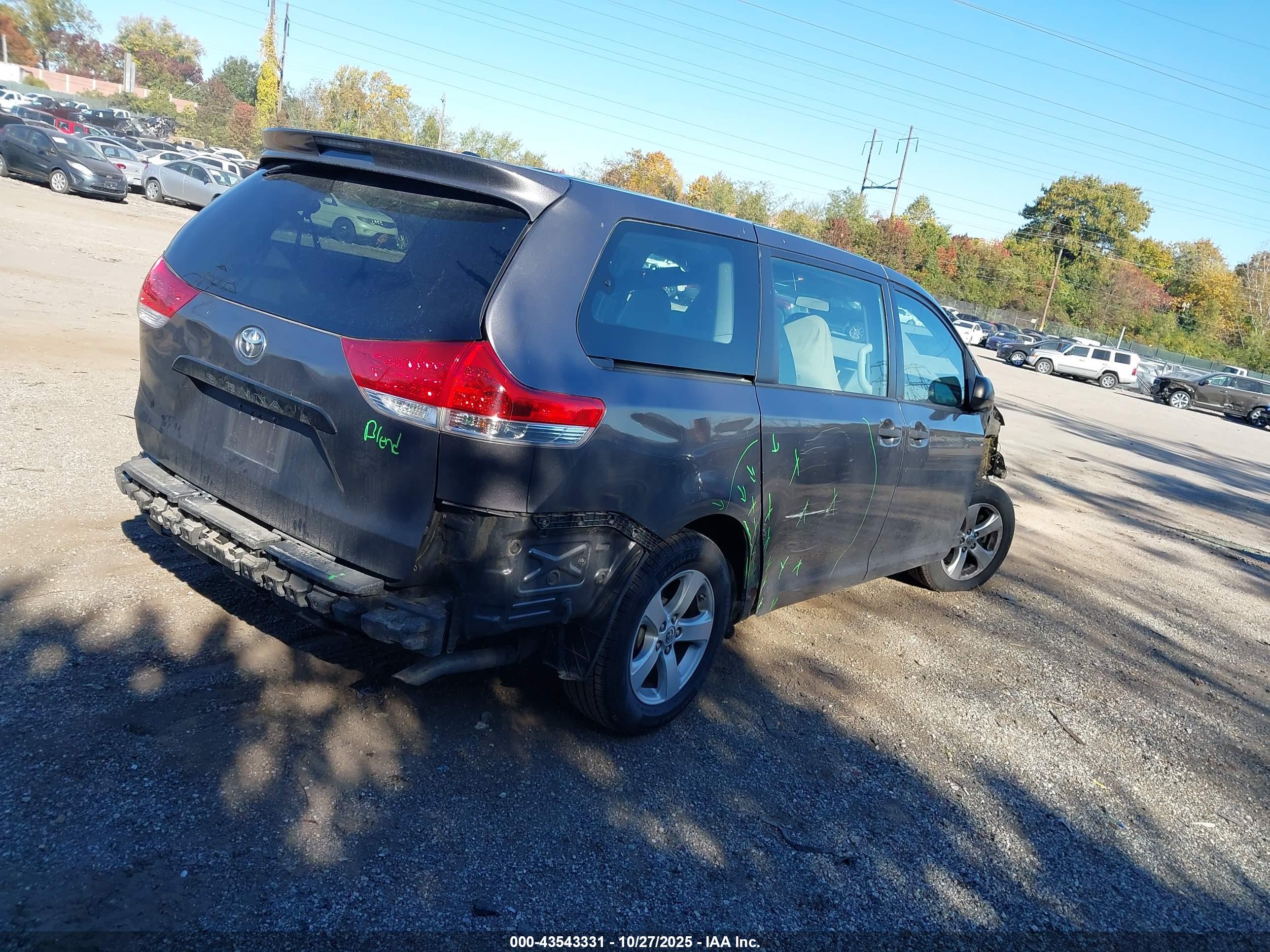 TOYOTA SIENNA image 4