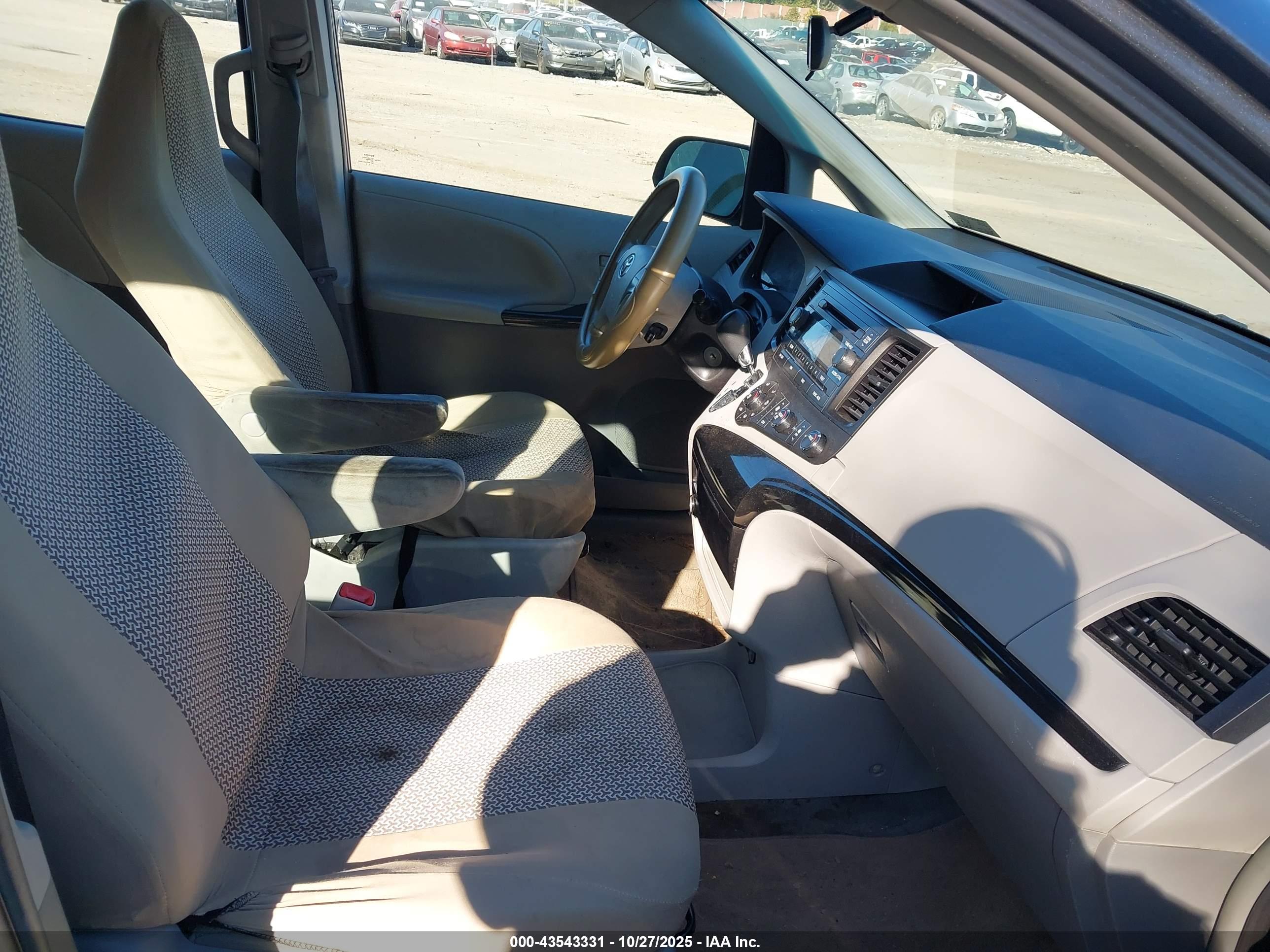 TOYOTA SIENNA image 5
