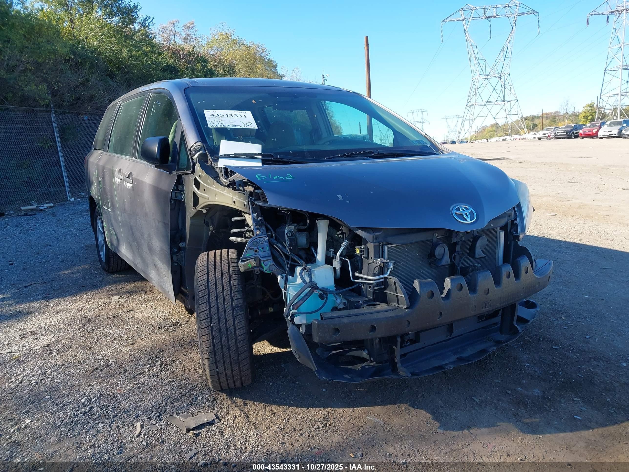 TOYOTA SIENNA image 6