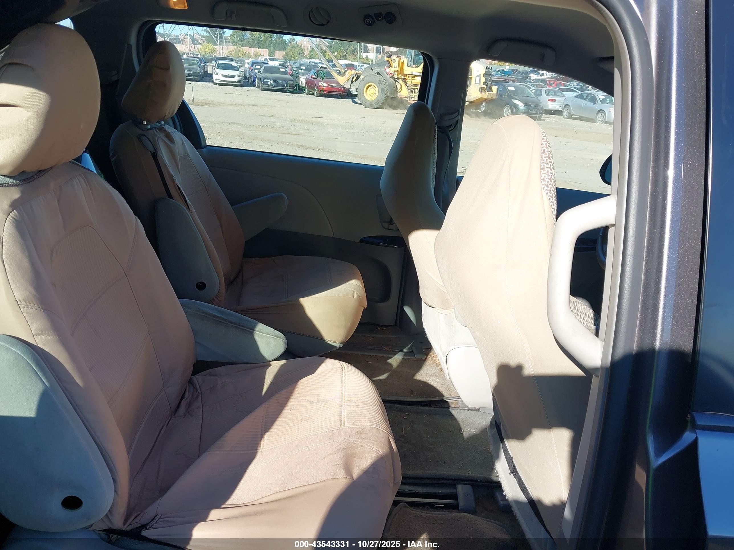 TOYOTA SIENNA image 8