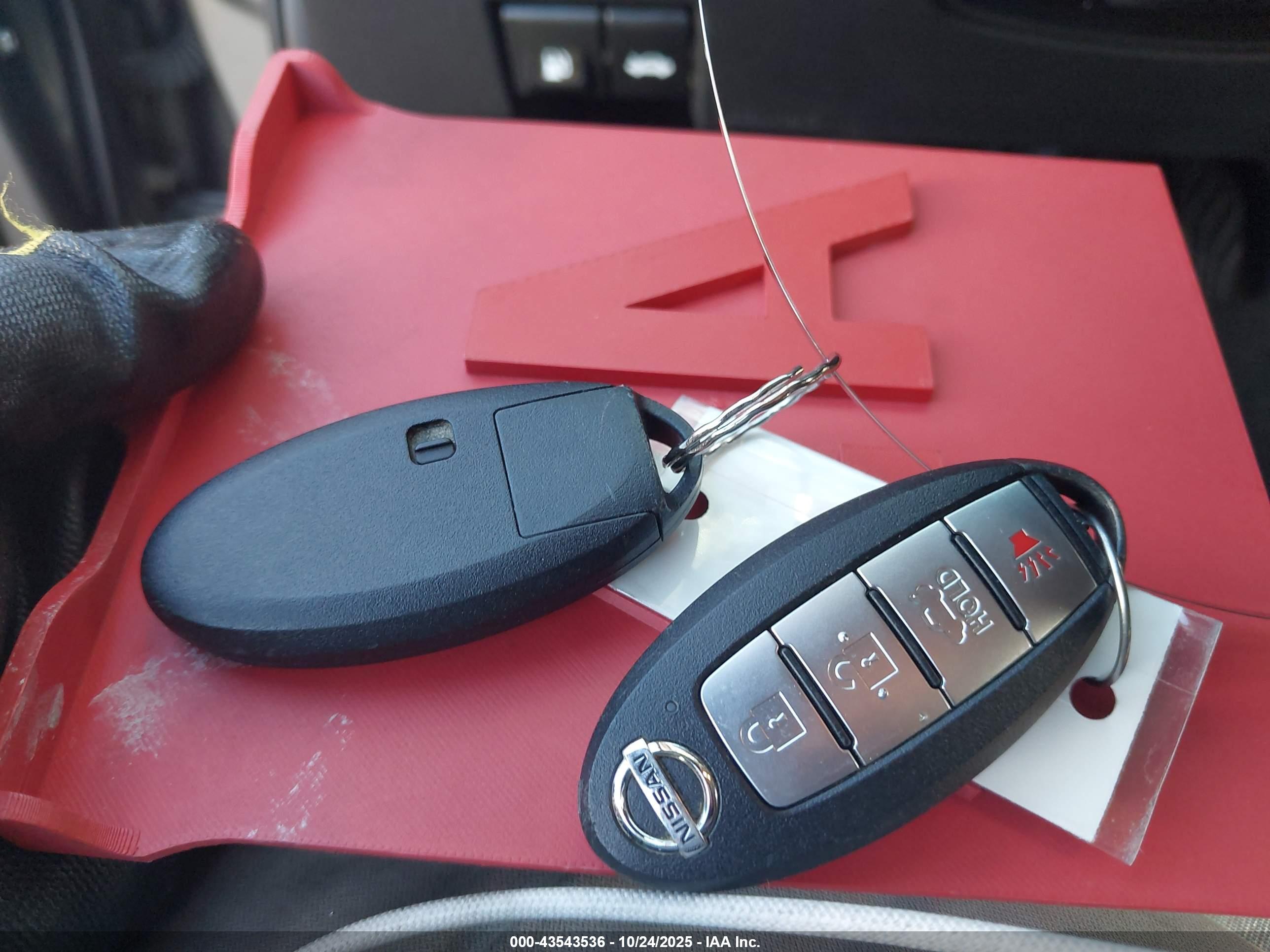 NISSAN VERSA image 11