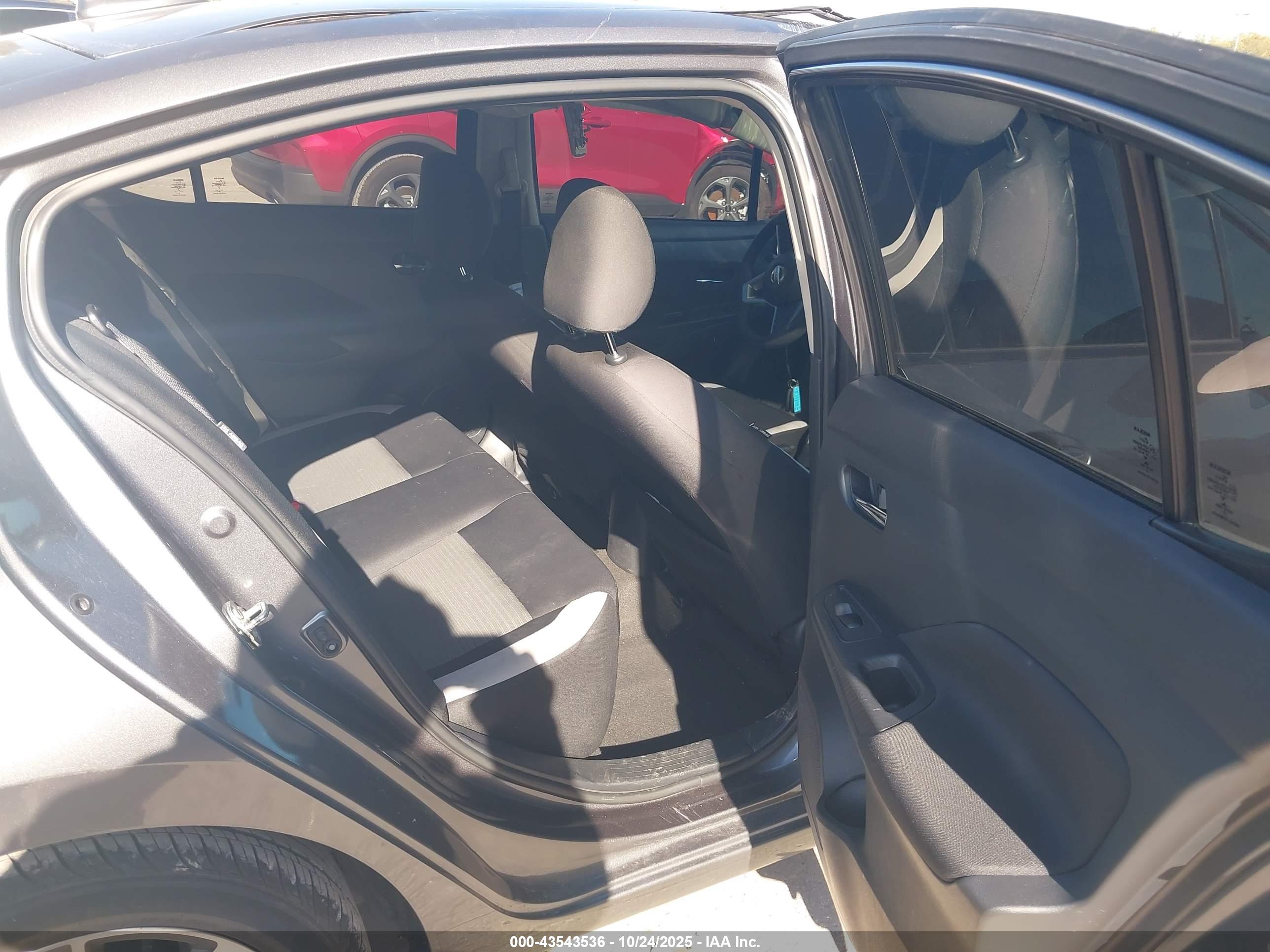 NISSAN VERSA image 8