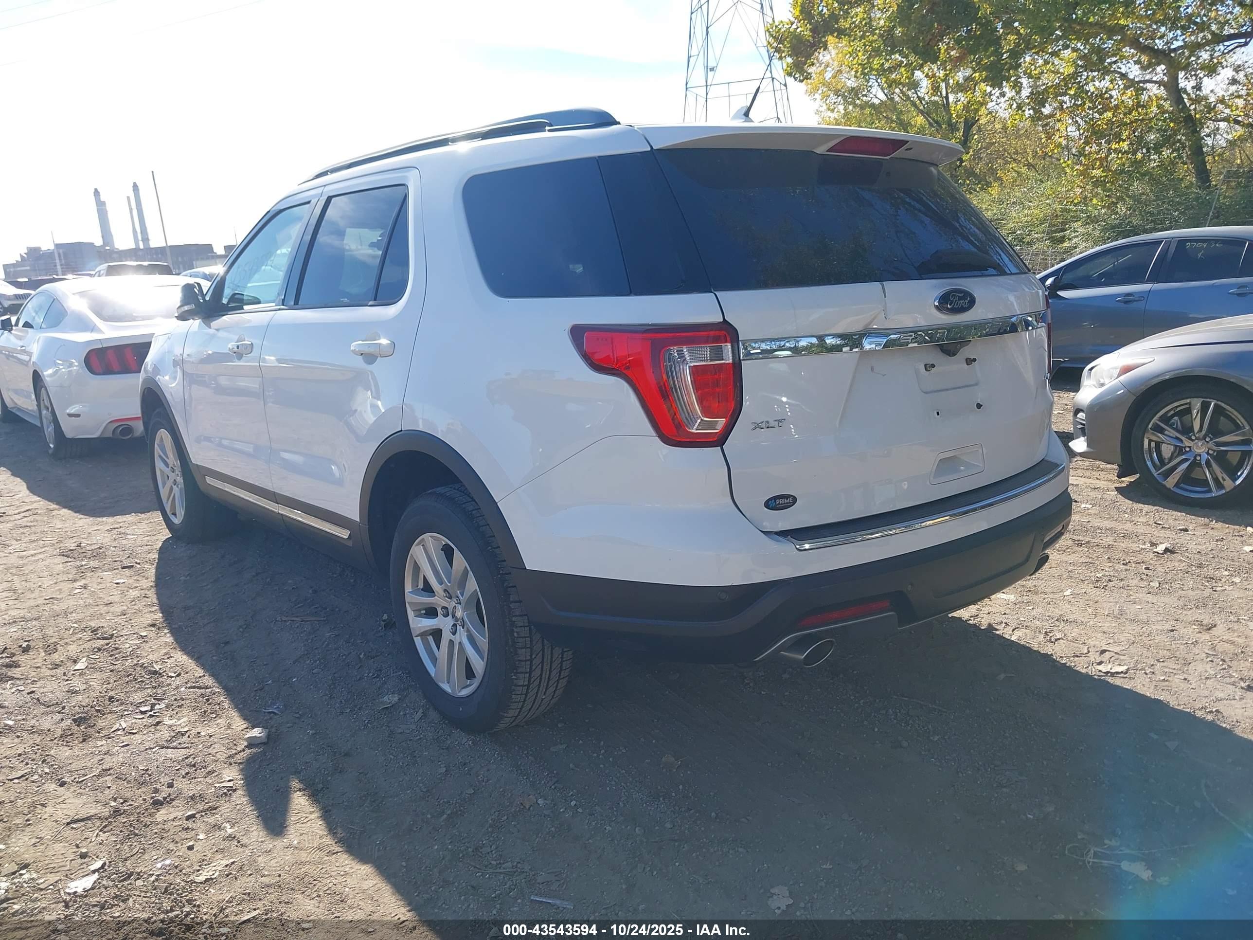FORD EXPLORER image 3