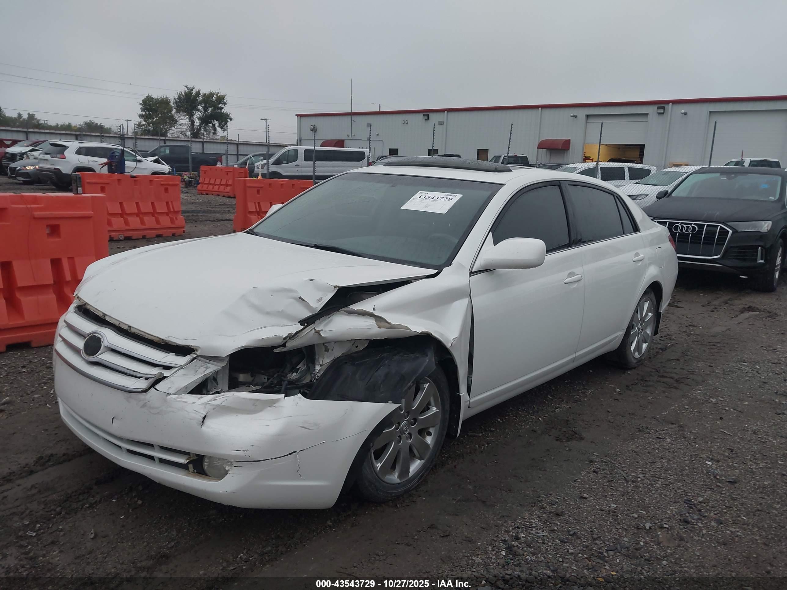 TOYOTA AVALON image 2