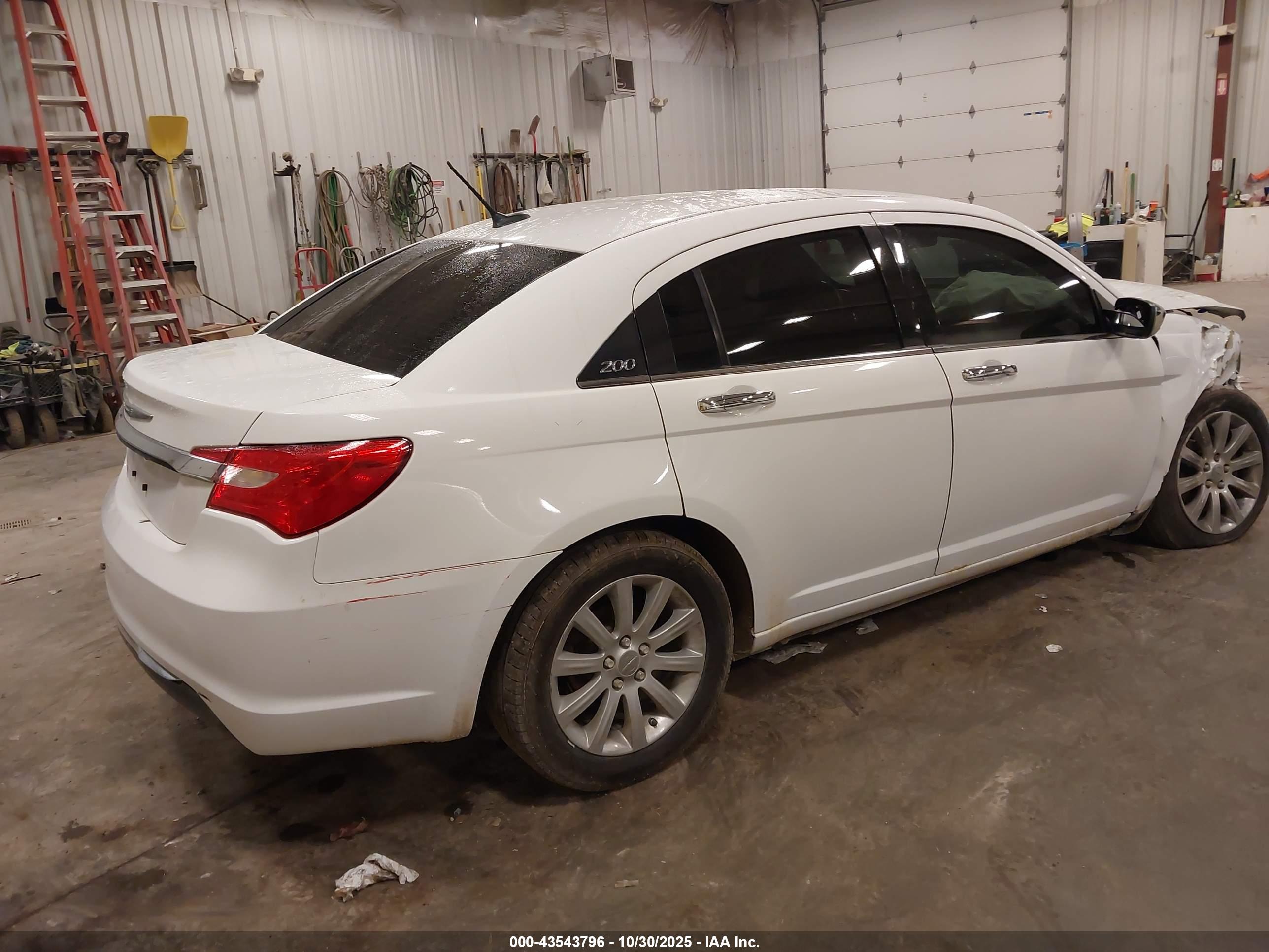 CHRYSLER 200 image 4