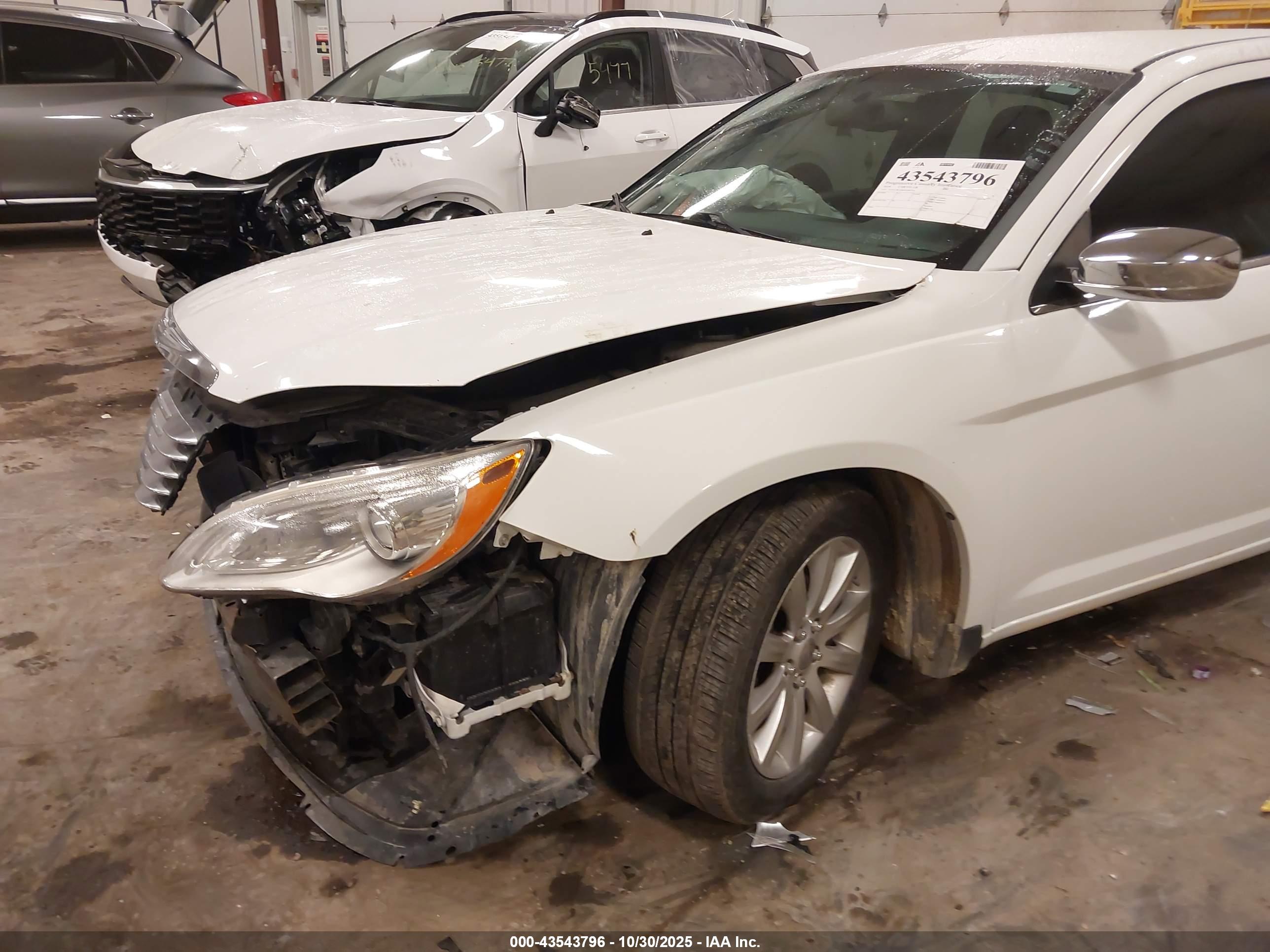 CHRYSLER 200 image 6