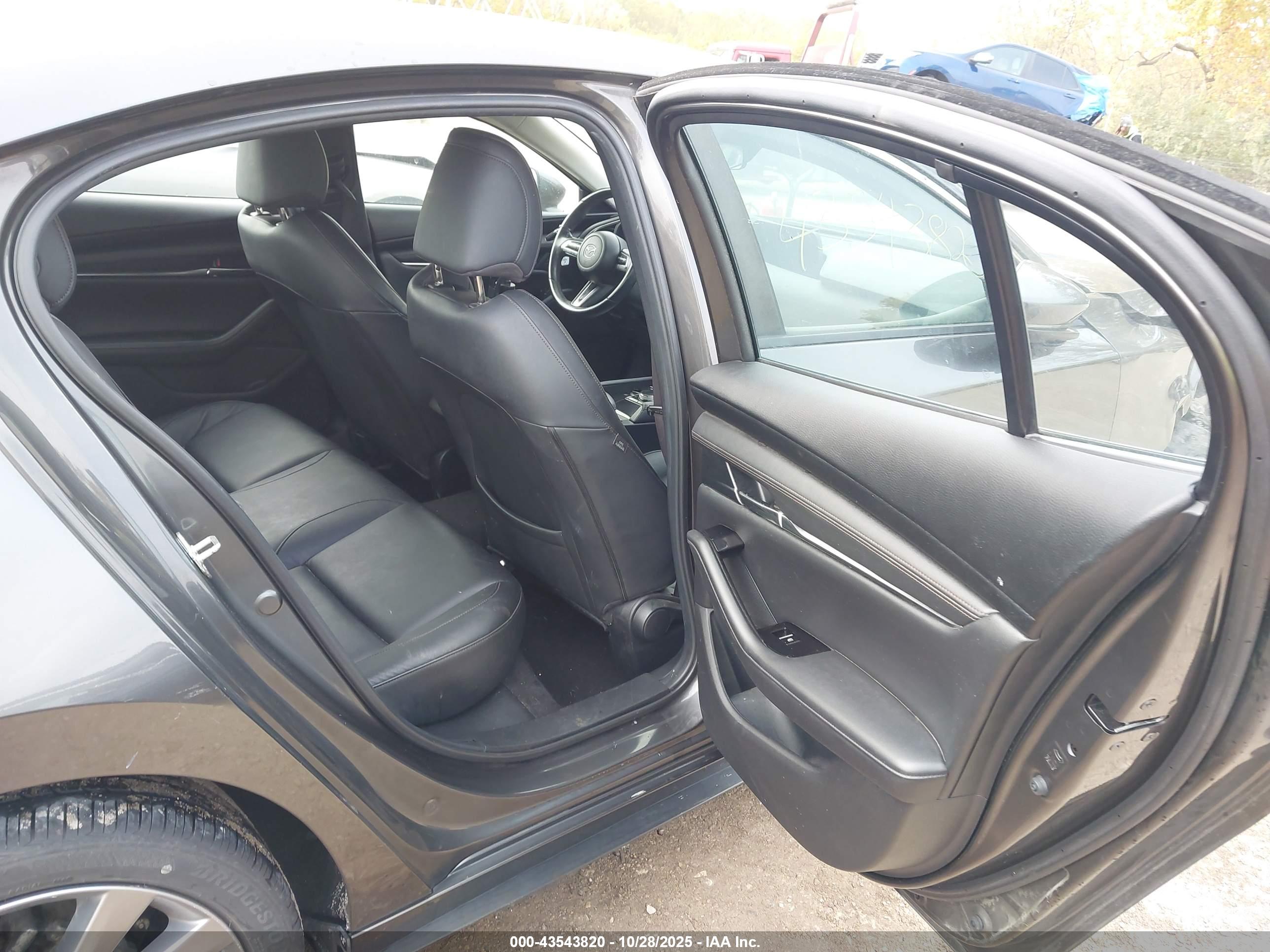 MAZDA MAZDA3 image 8