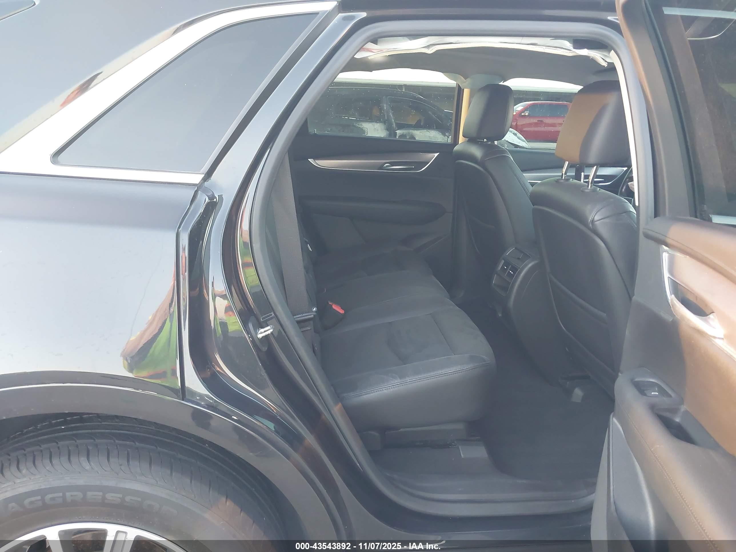 CADILLAC XT5 image 8
