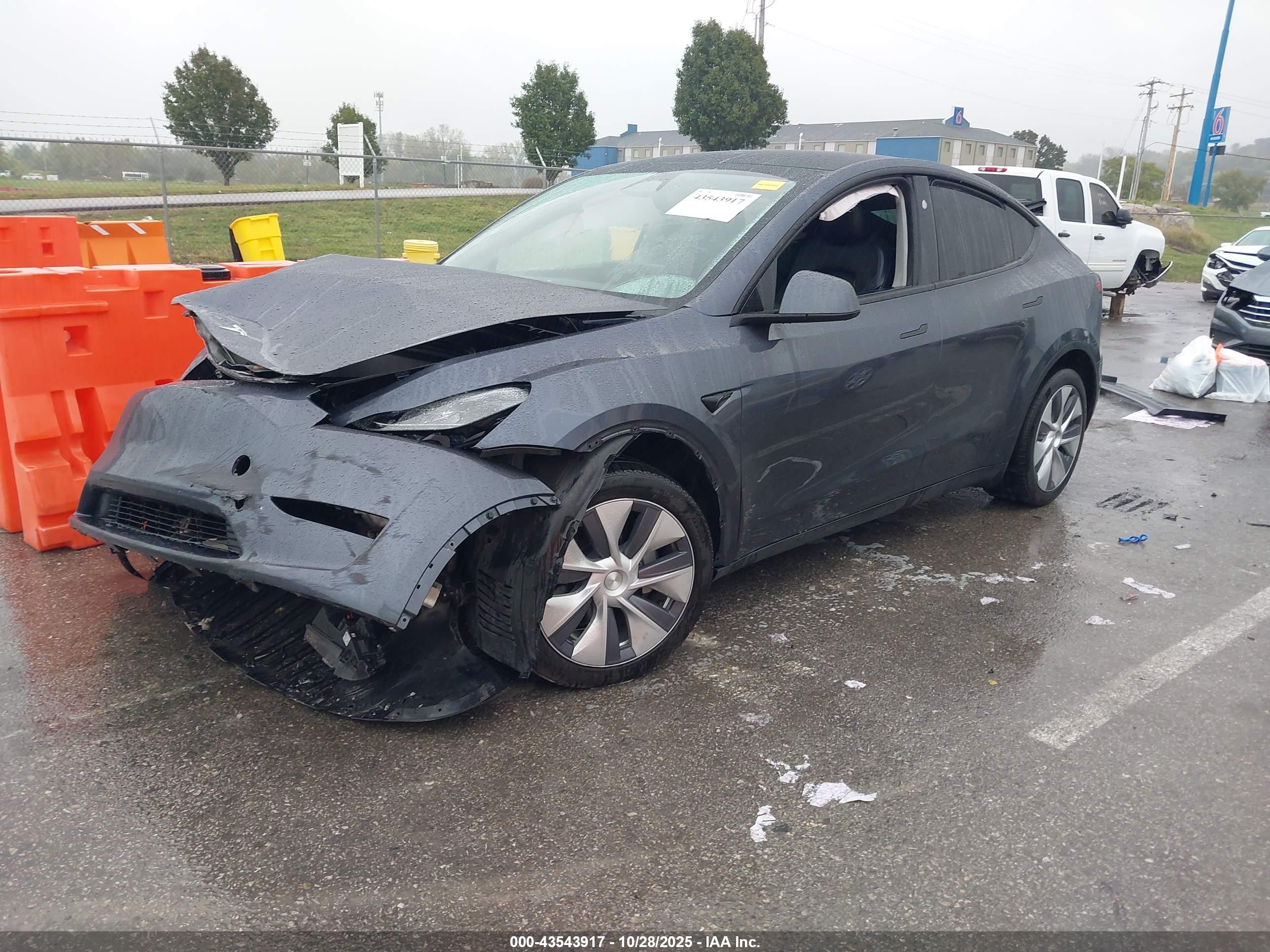 TESLA MODEL image 2