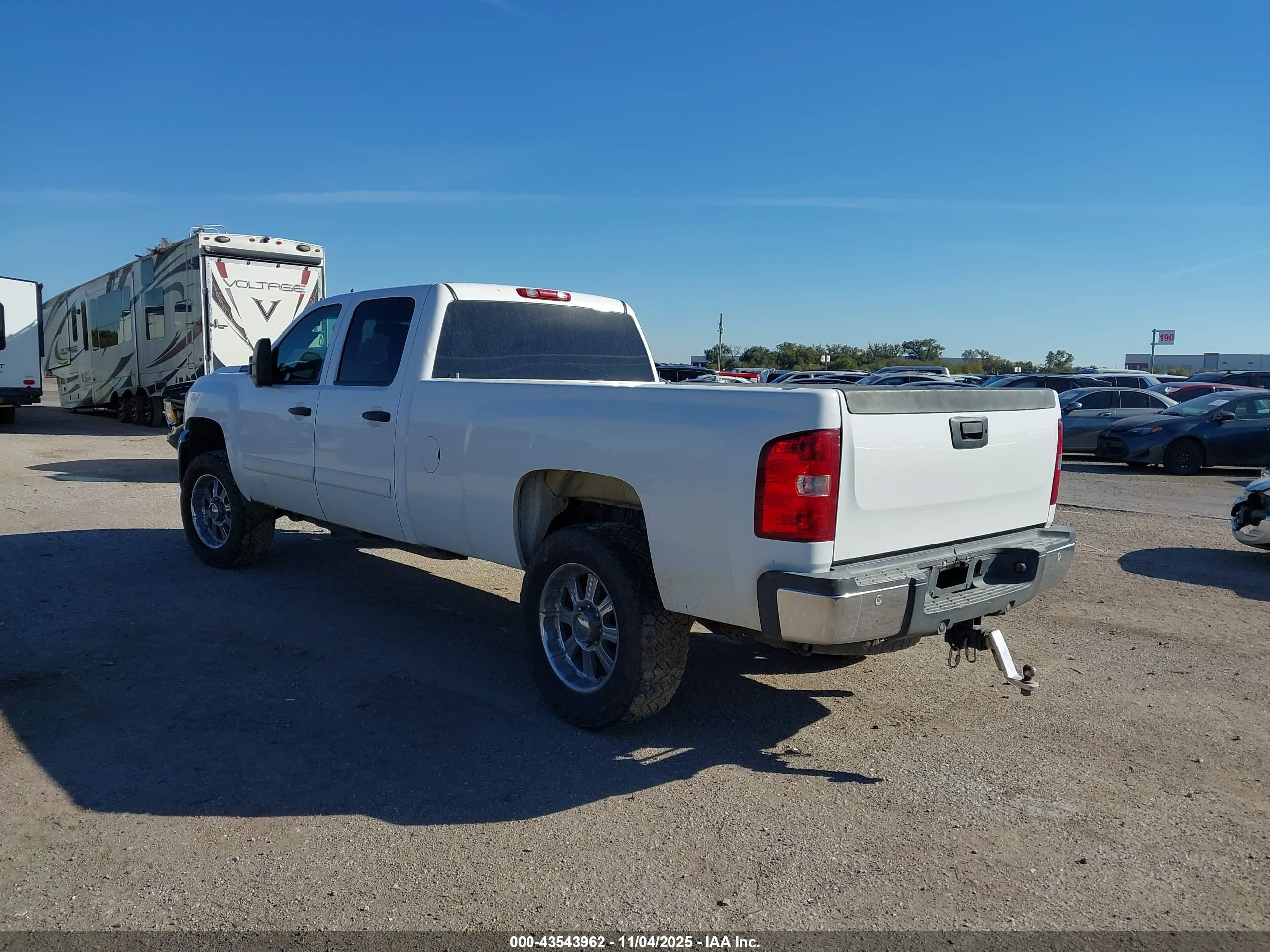 CHEVROLET SILVERADO image 3