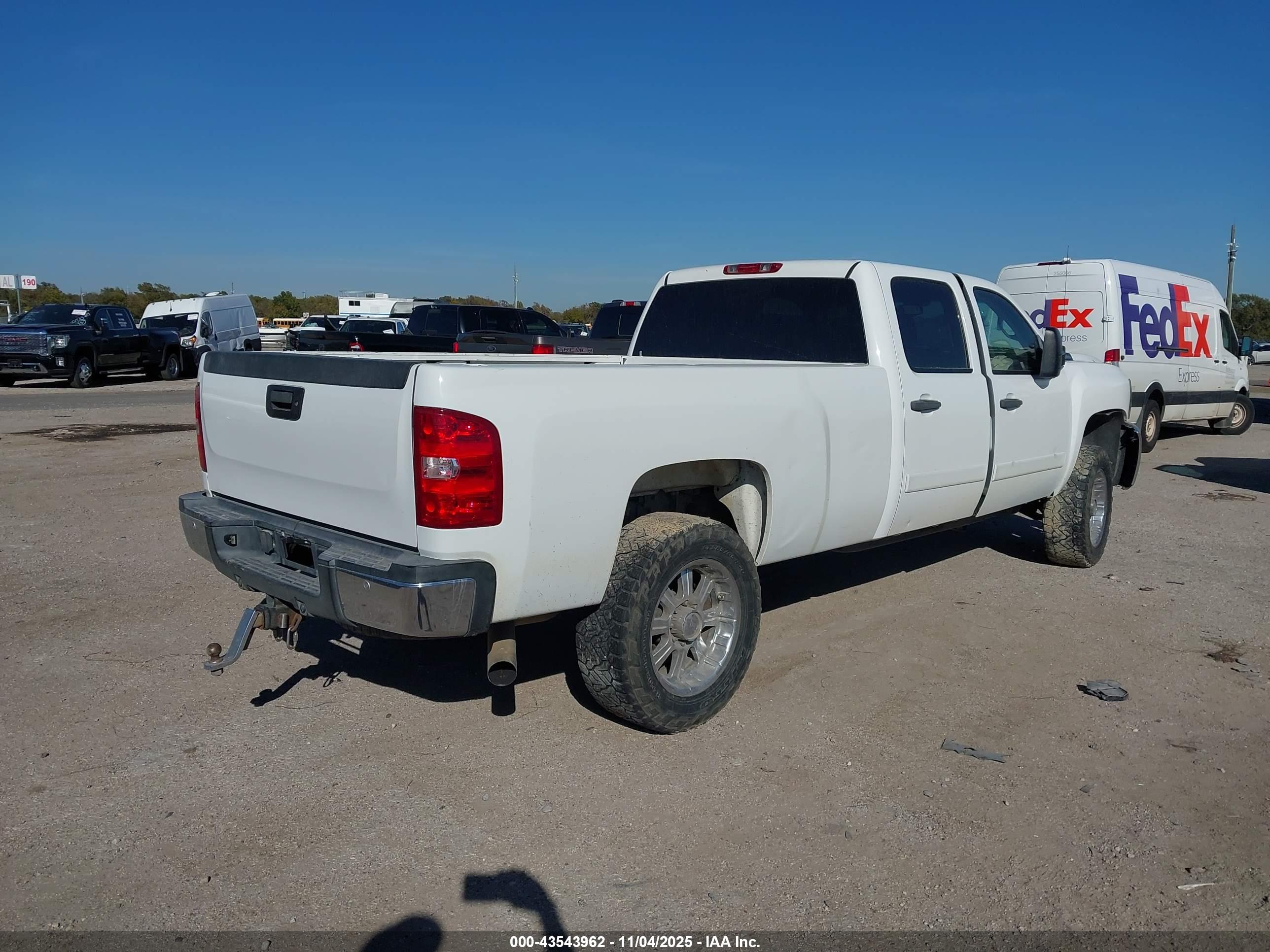 CHEVROLET SILVERADO image 4
