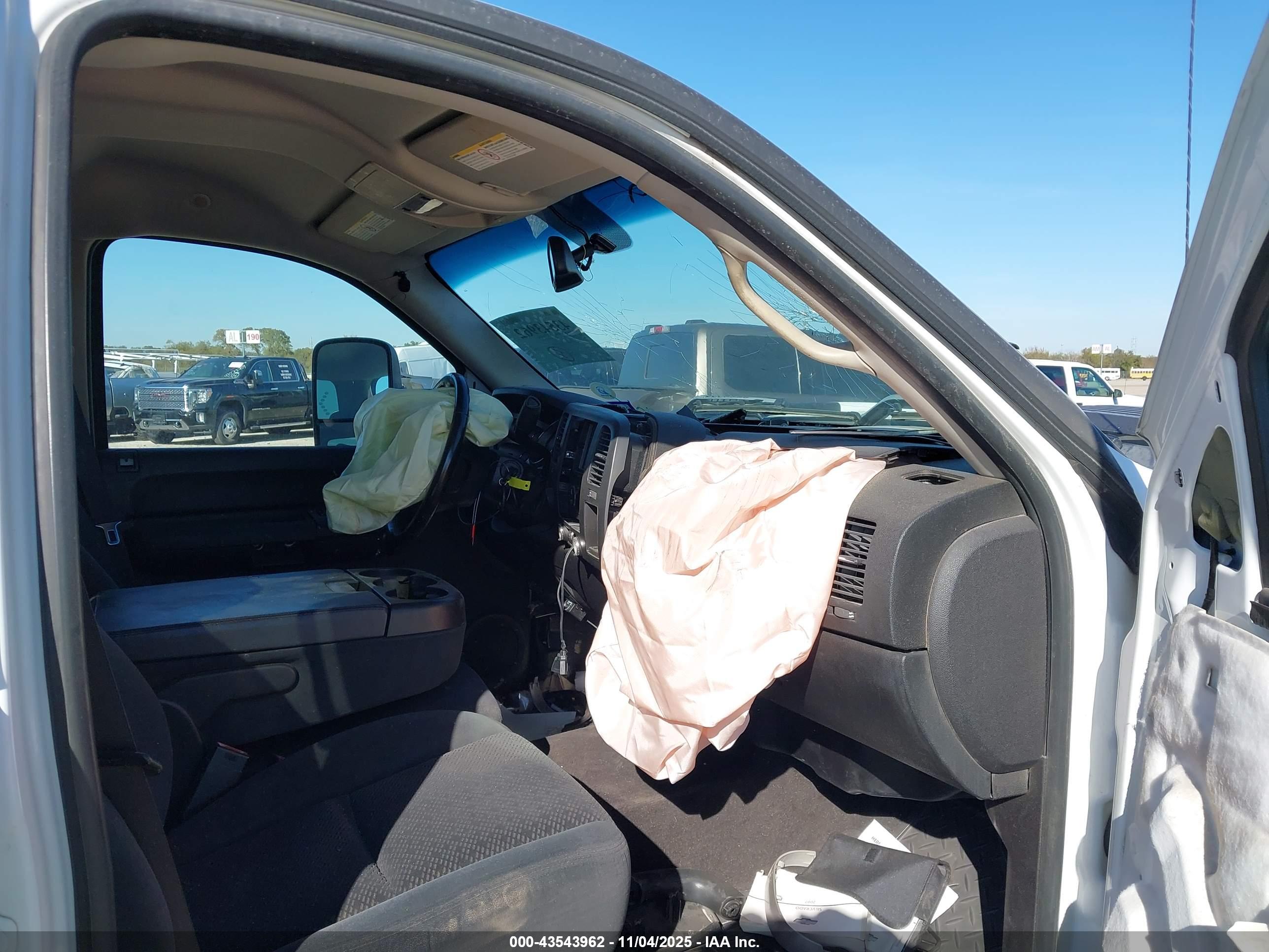 CHEVROLET SILVERADO image 5