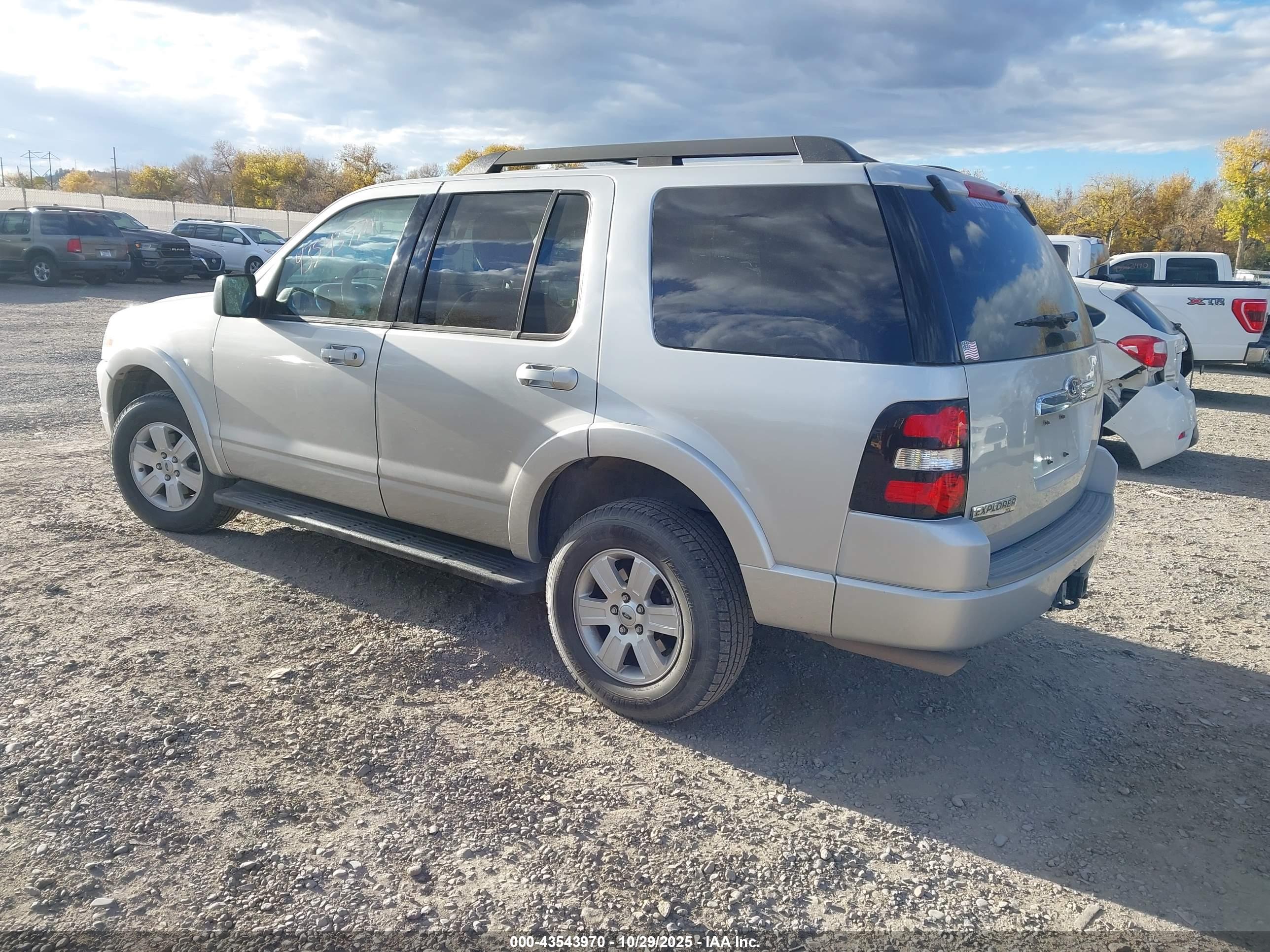 FORD EXPLORER image 3