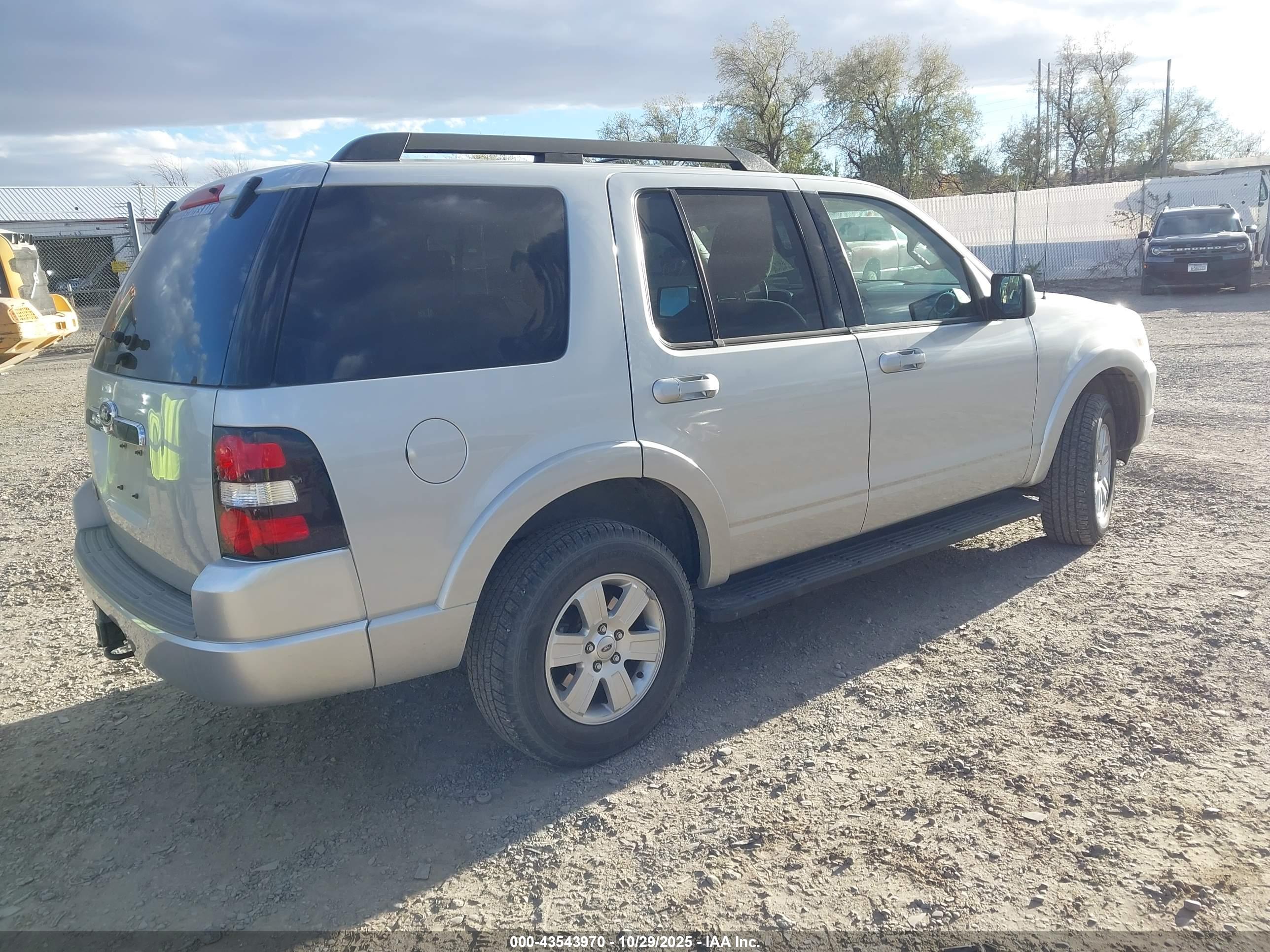 FORD EXPLORER image 4