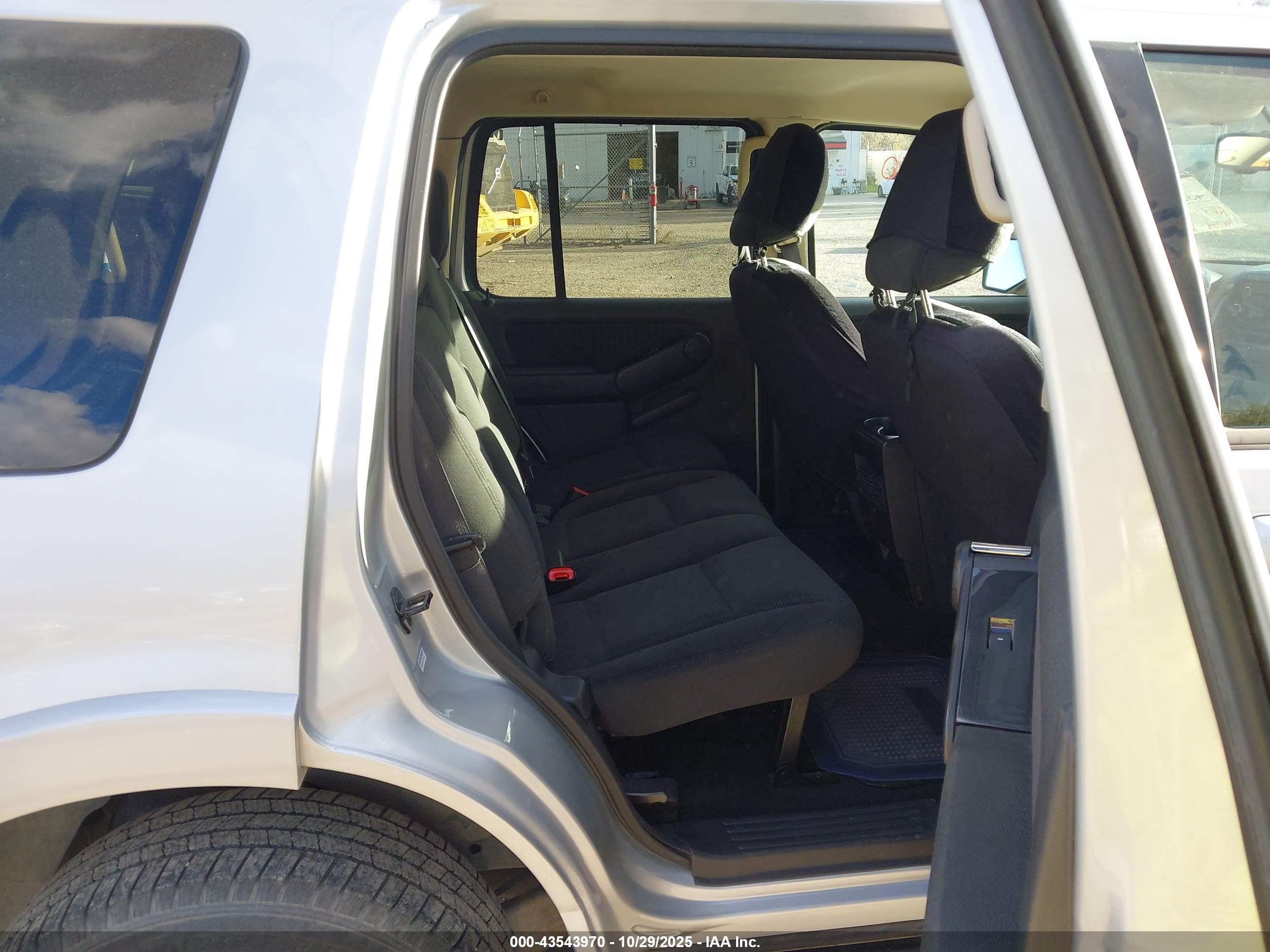 FORD EXPLORER image 8