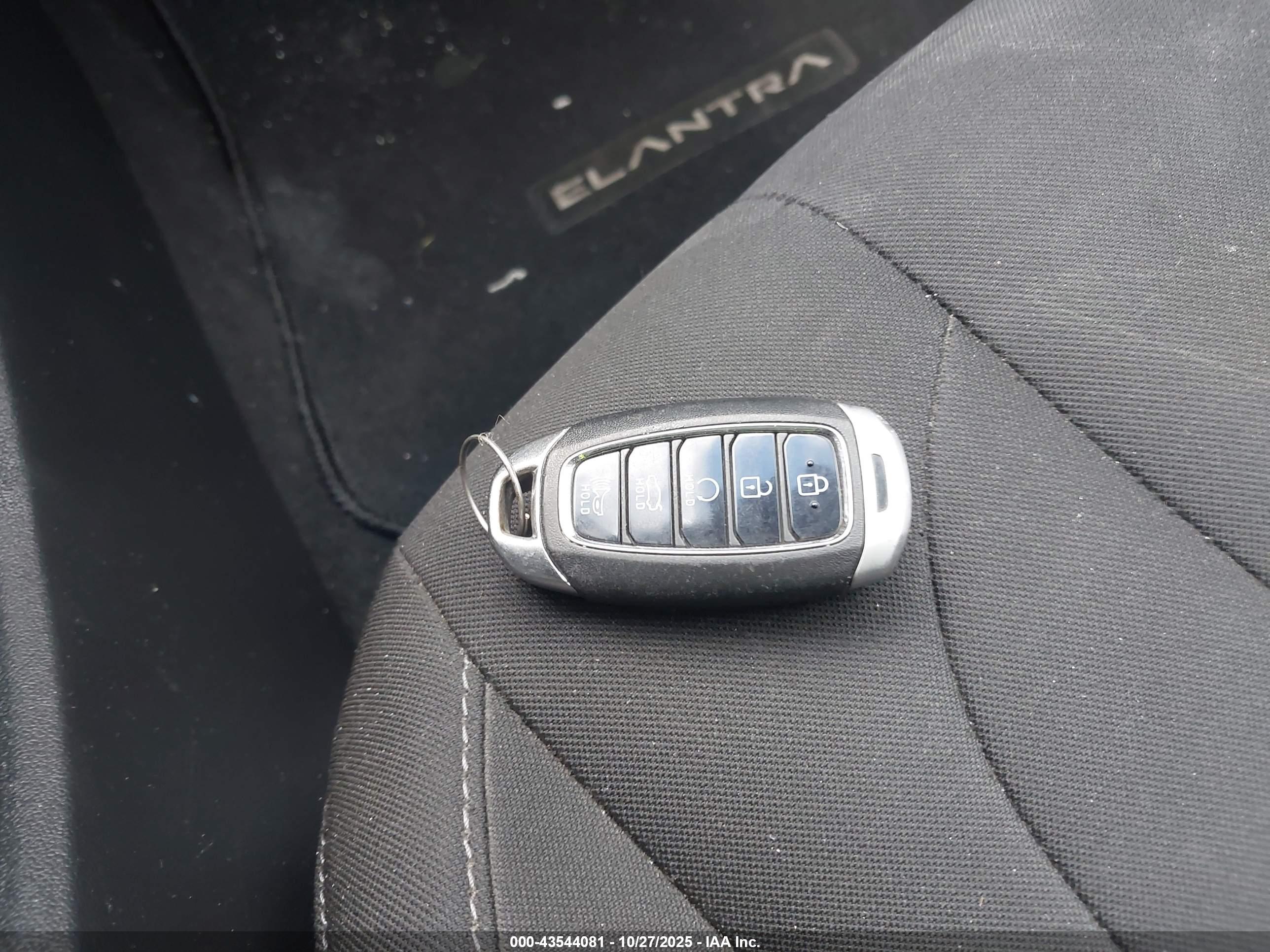 HYUNDAI ELANTRA image 11