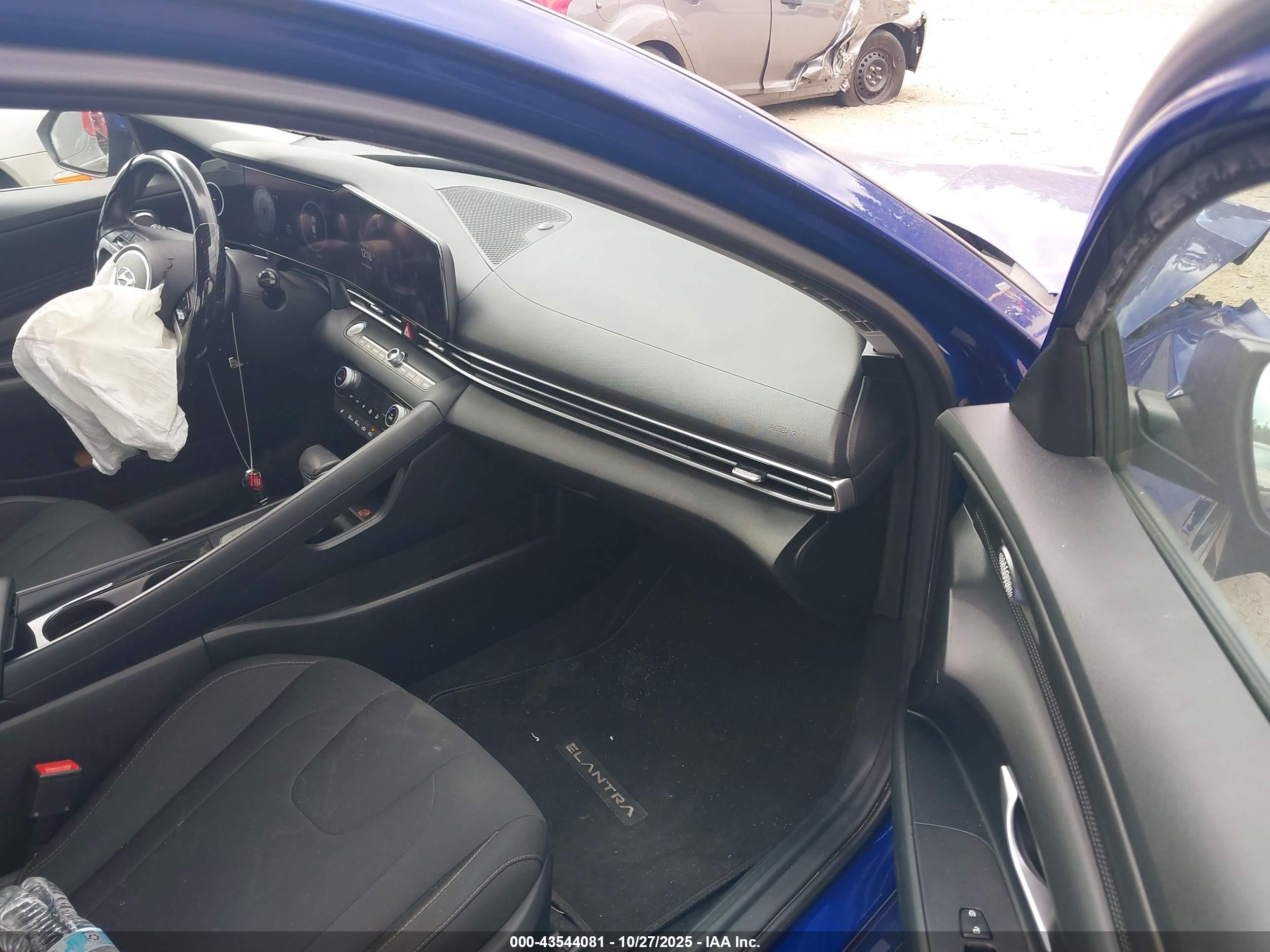 HYUNDAI ELANTRA image 5