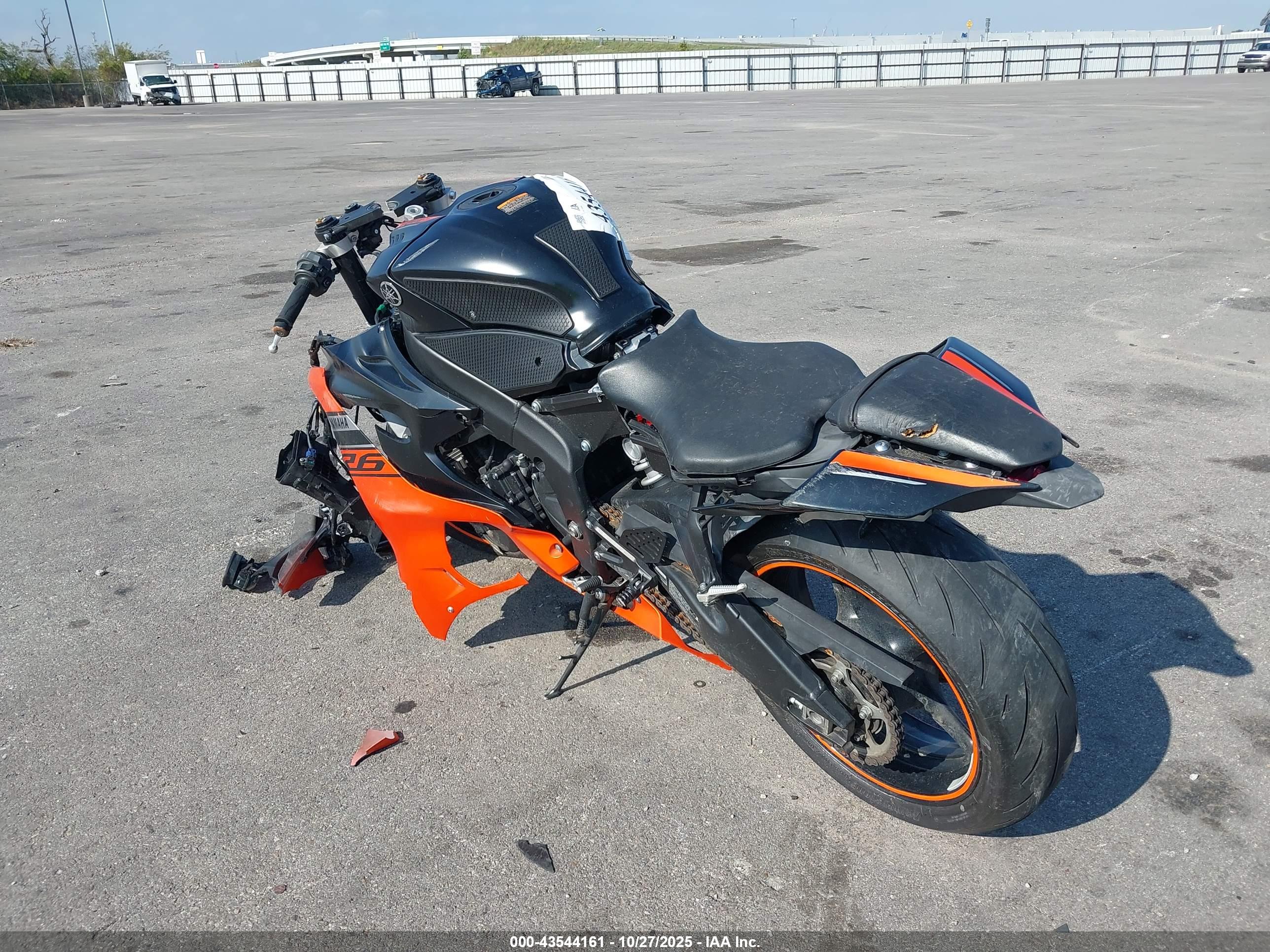 YAMAHA YZFR6 image 3