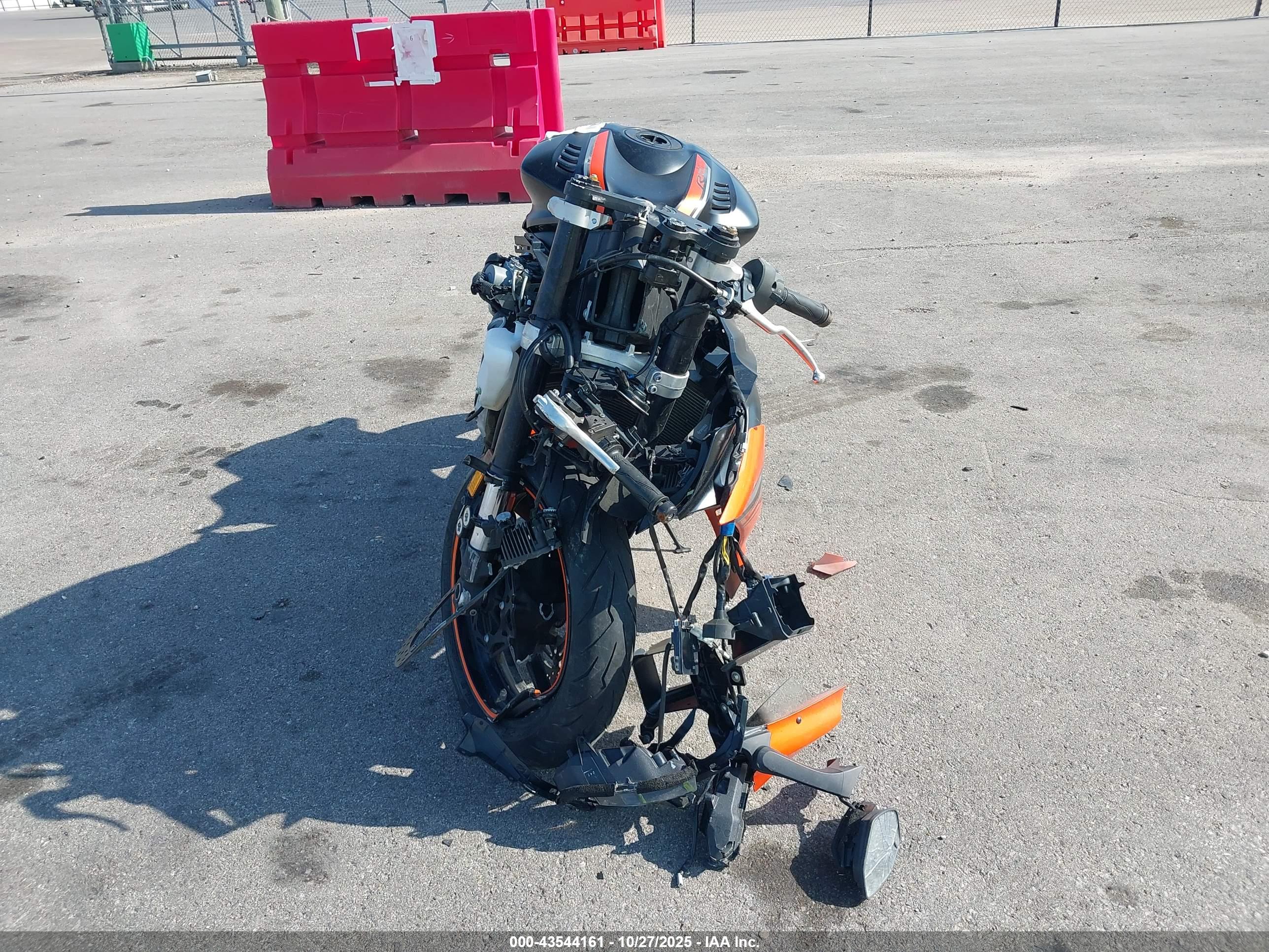 YAMAHA YZFR6 image 5