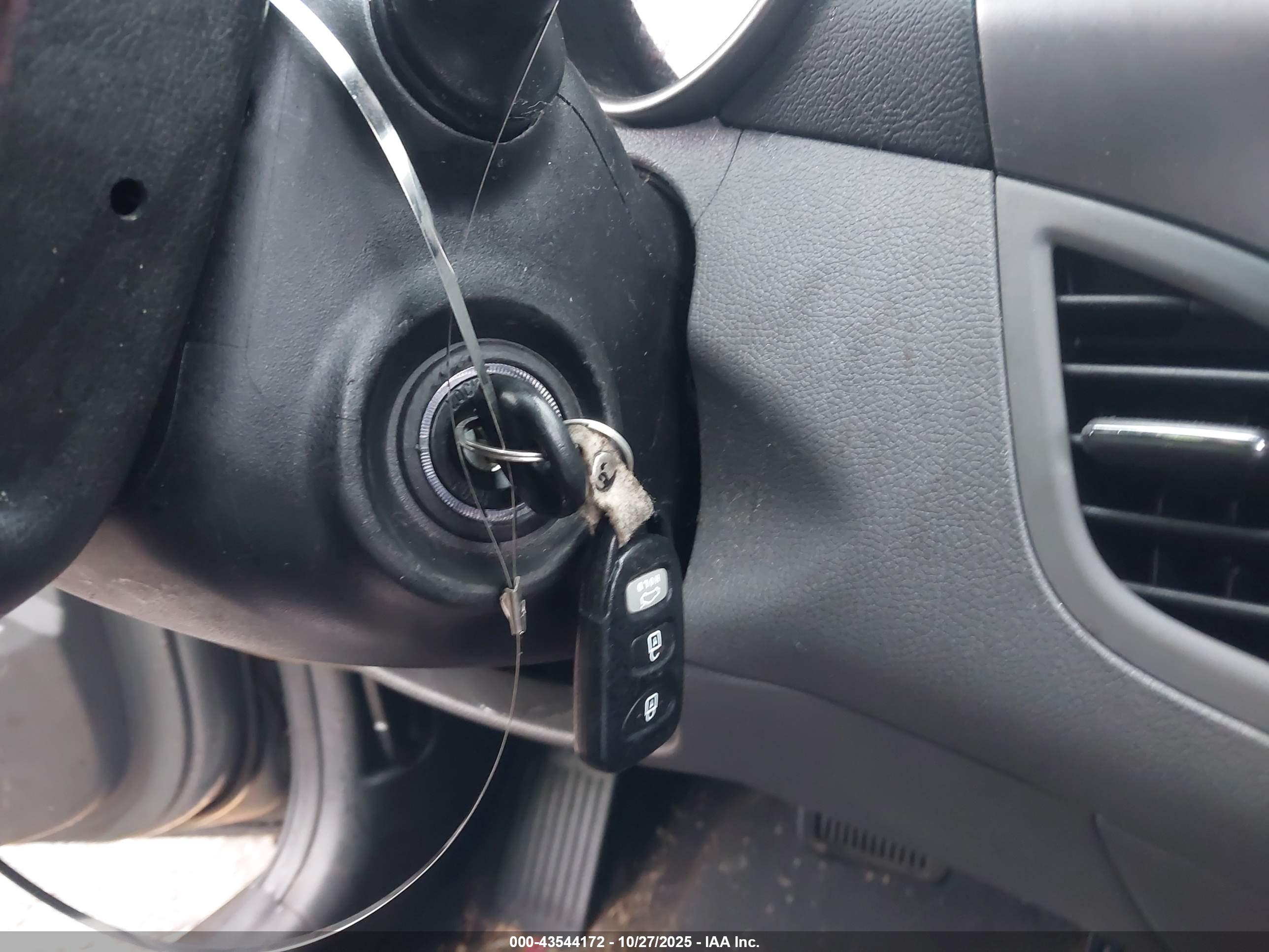 HYUNDAI ELANTRA image 11