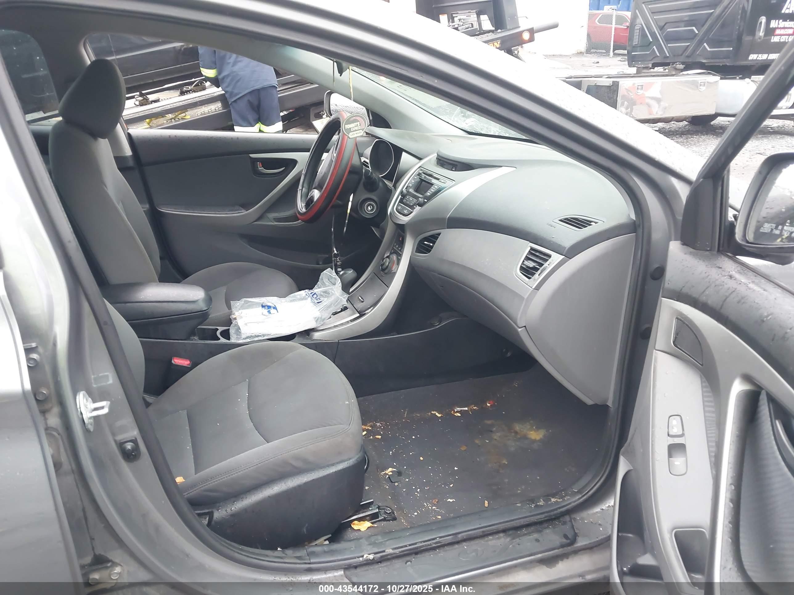 HYUNDAI ELANTRA image 5
