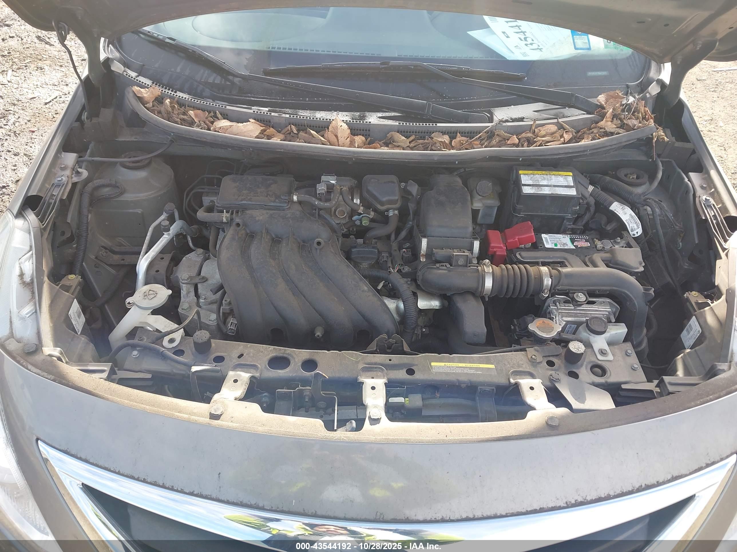 NISSAN VERSA image 10