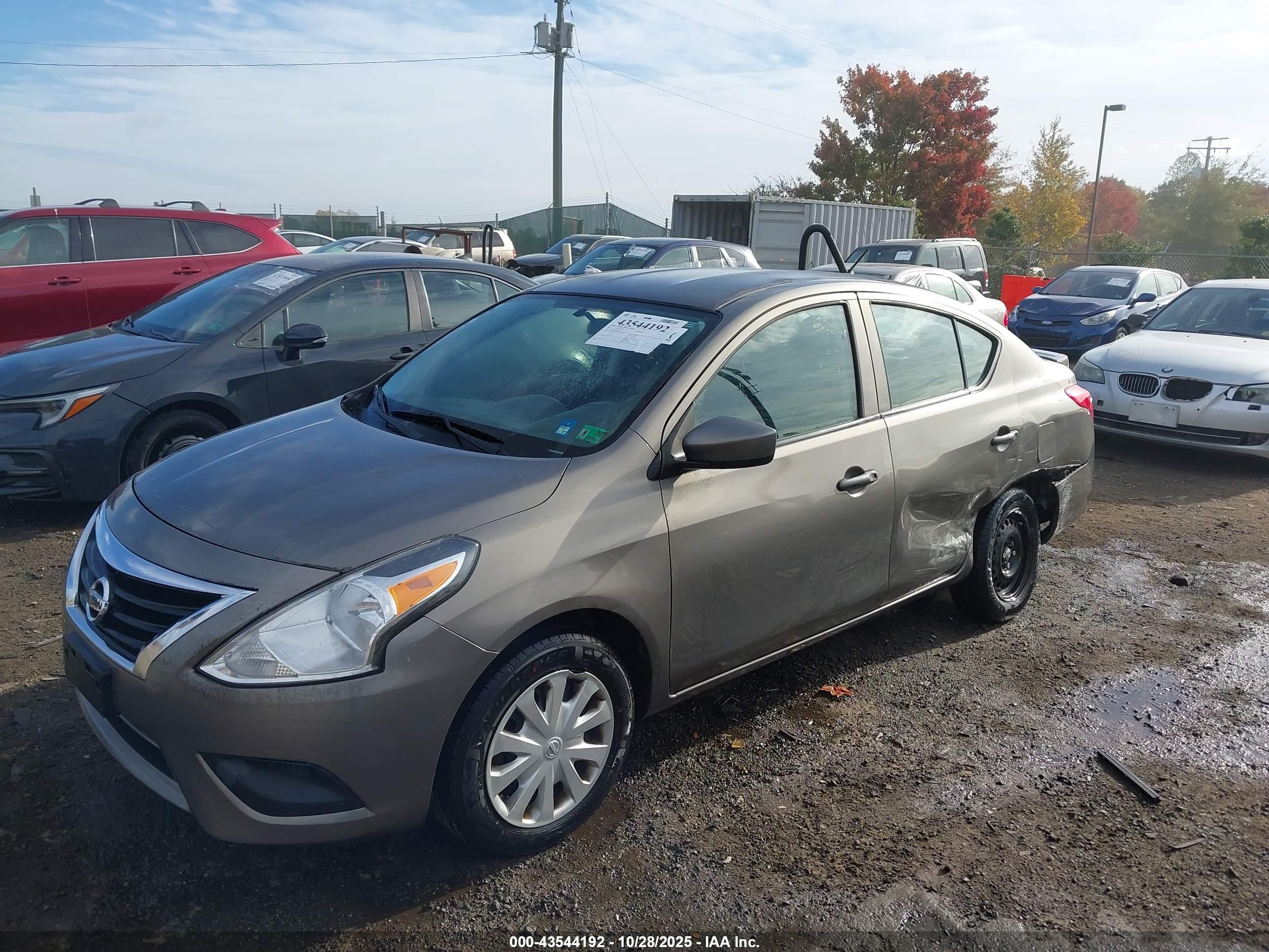 NISSAN VERSA image 2