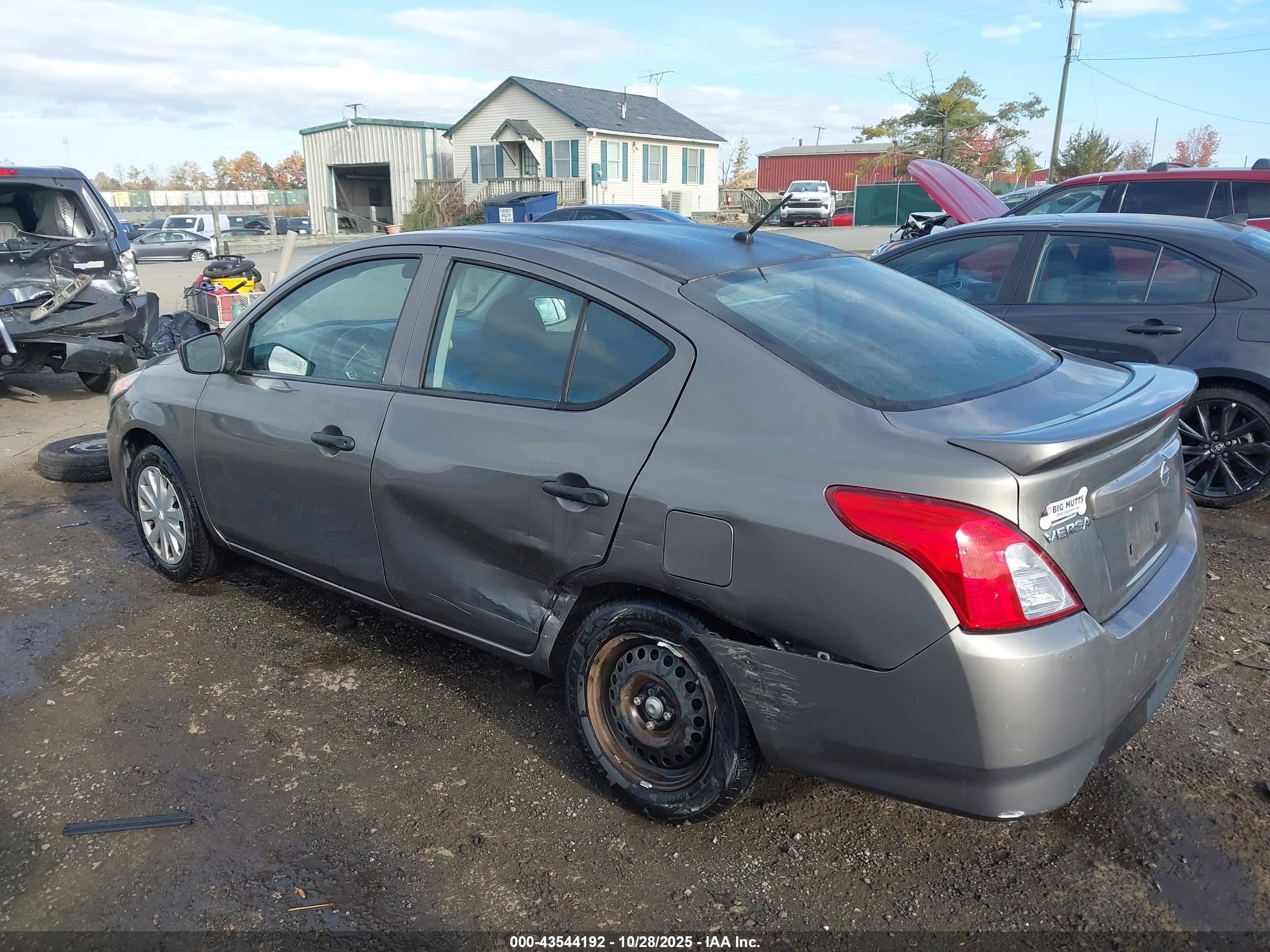 NISSAN VERSA image 3