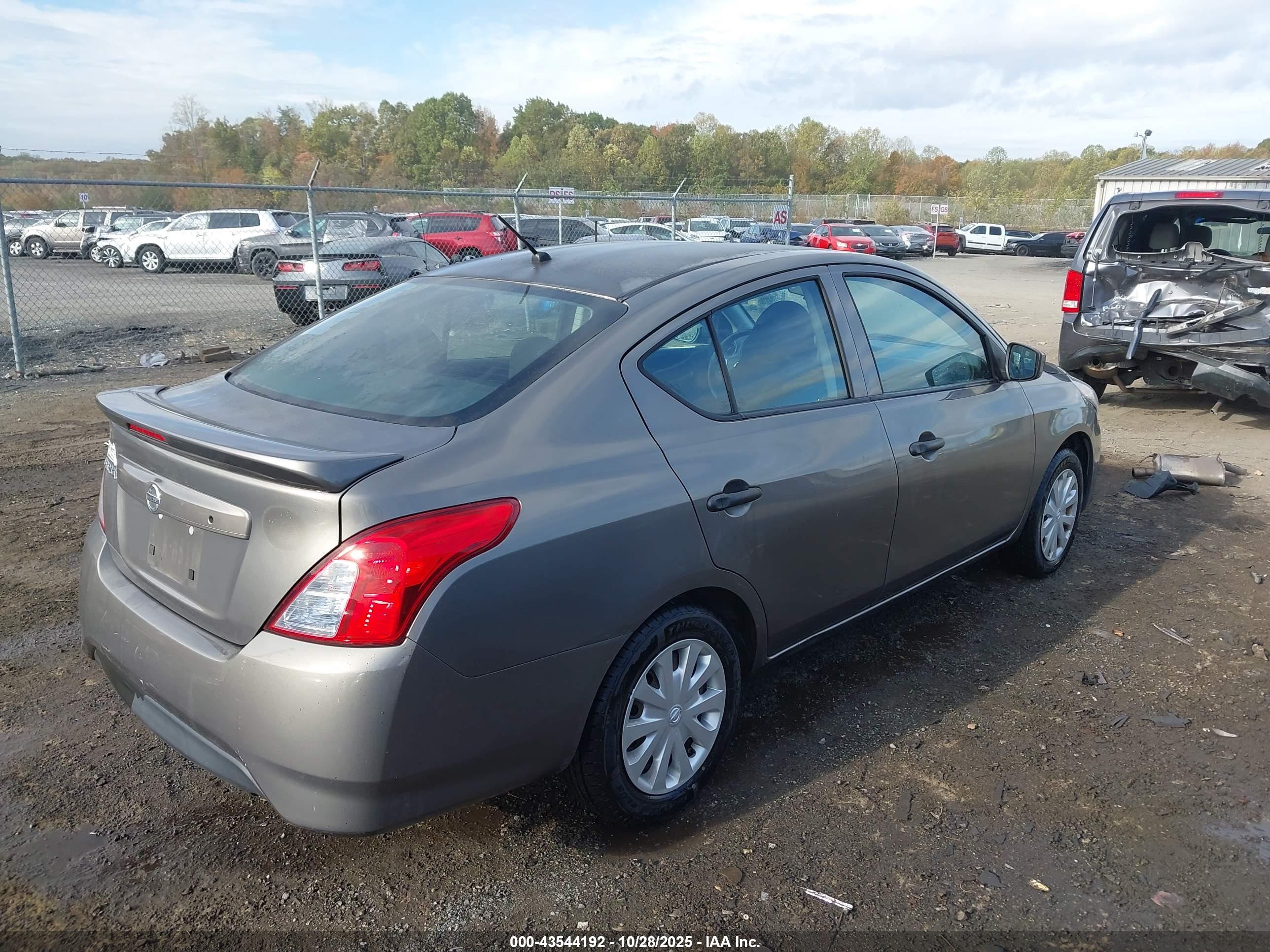 NISSAN VERSA image 4