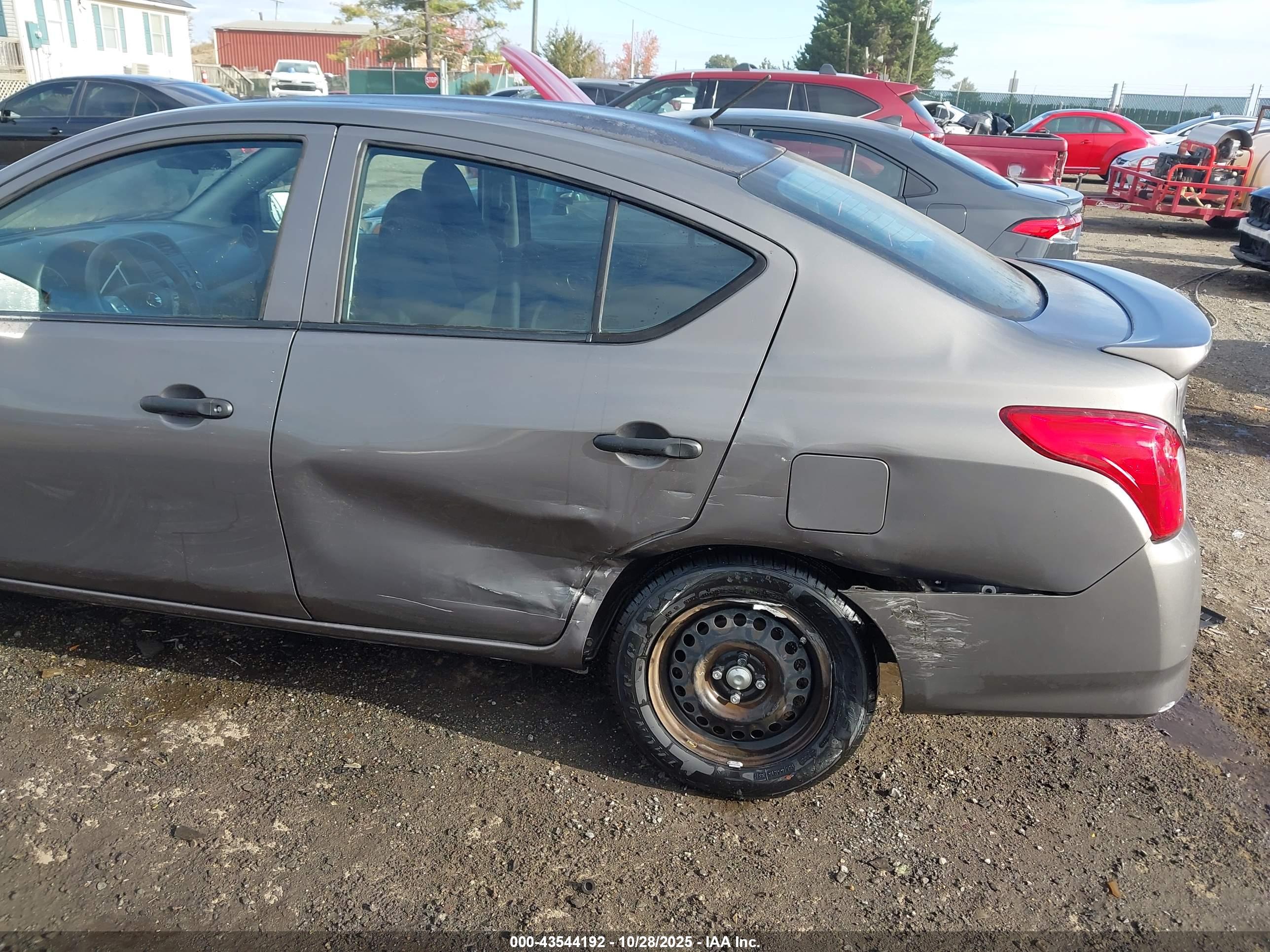 NISSAN VERSA image 6
