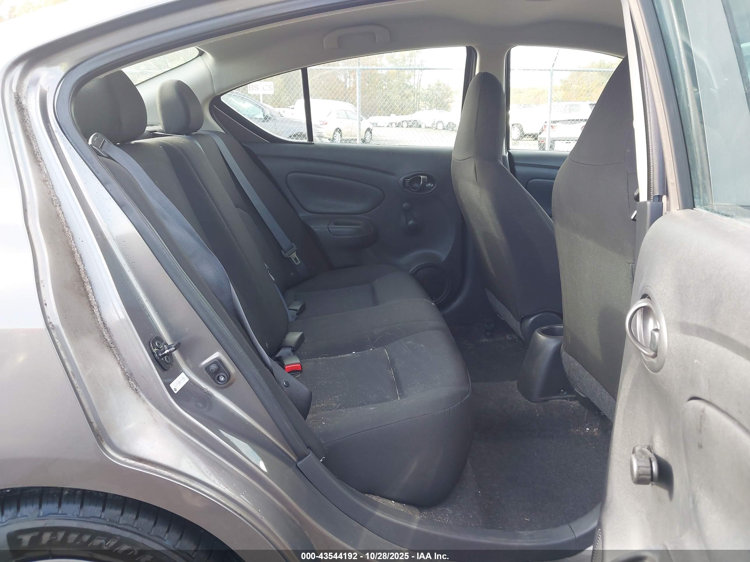 NISSAN VERSA image 8