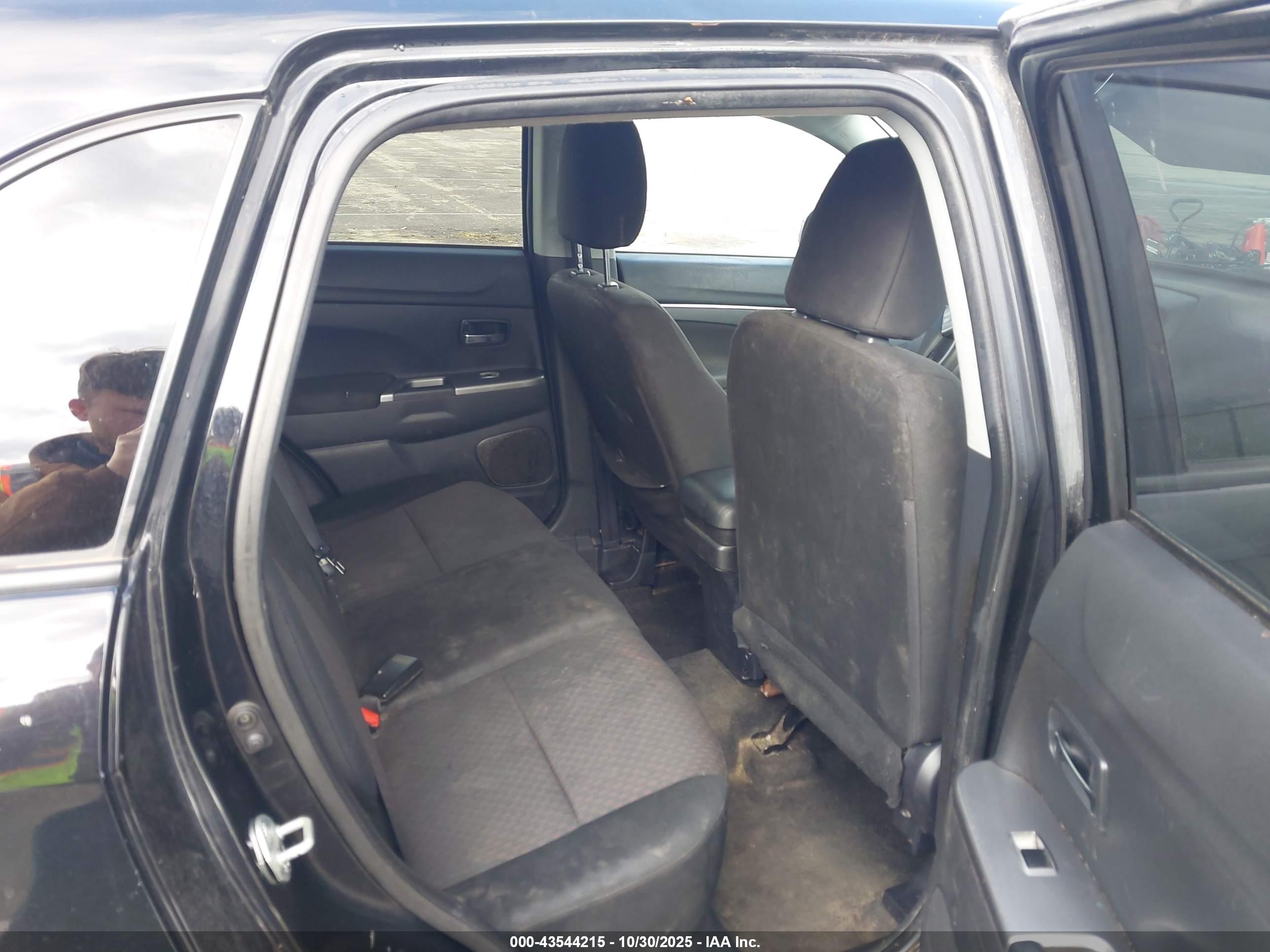 MITSUBISHI OUTLANDER image 8
