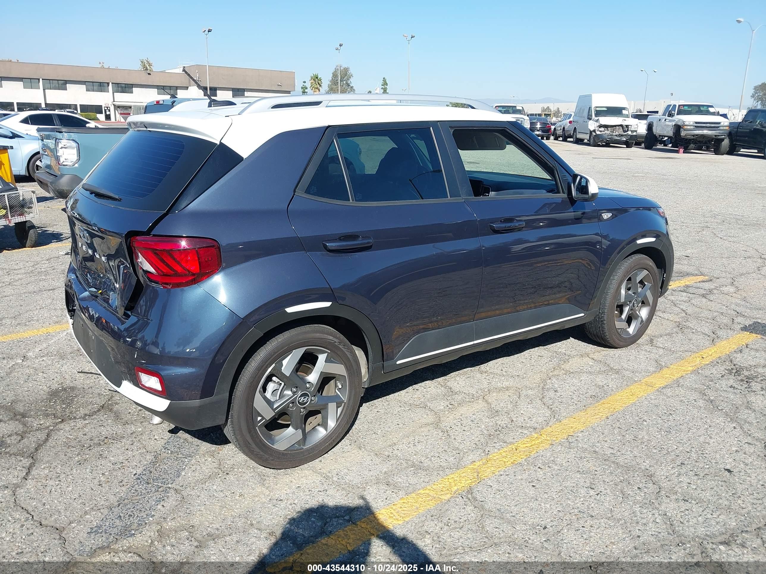 HYUNDAI VENUE image 4