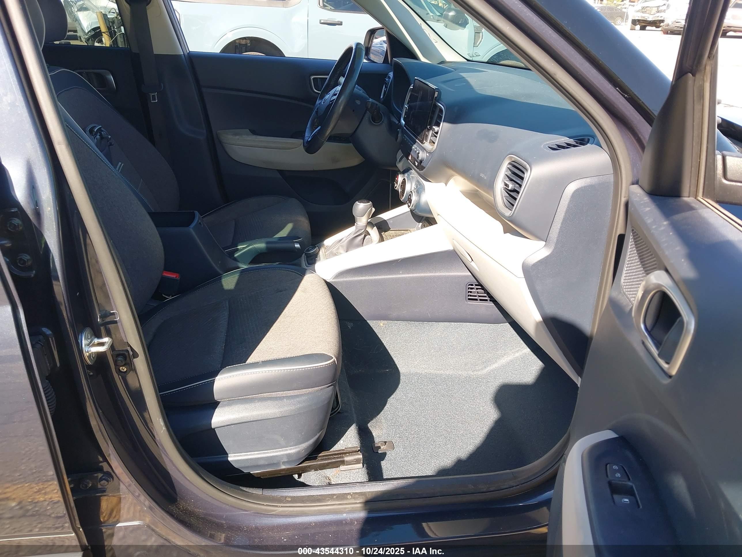HYUNDAI VENUE image 5
