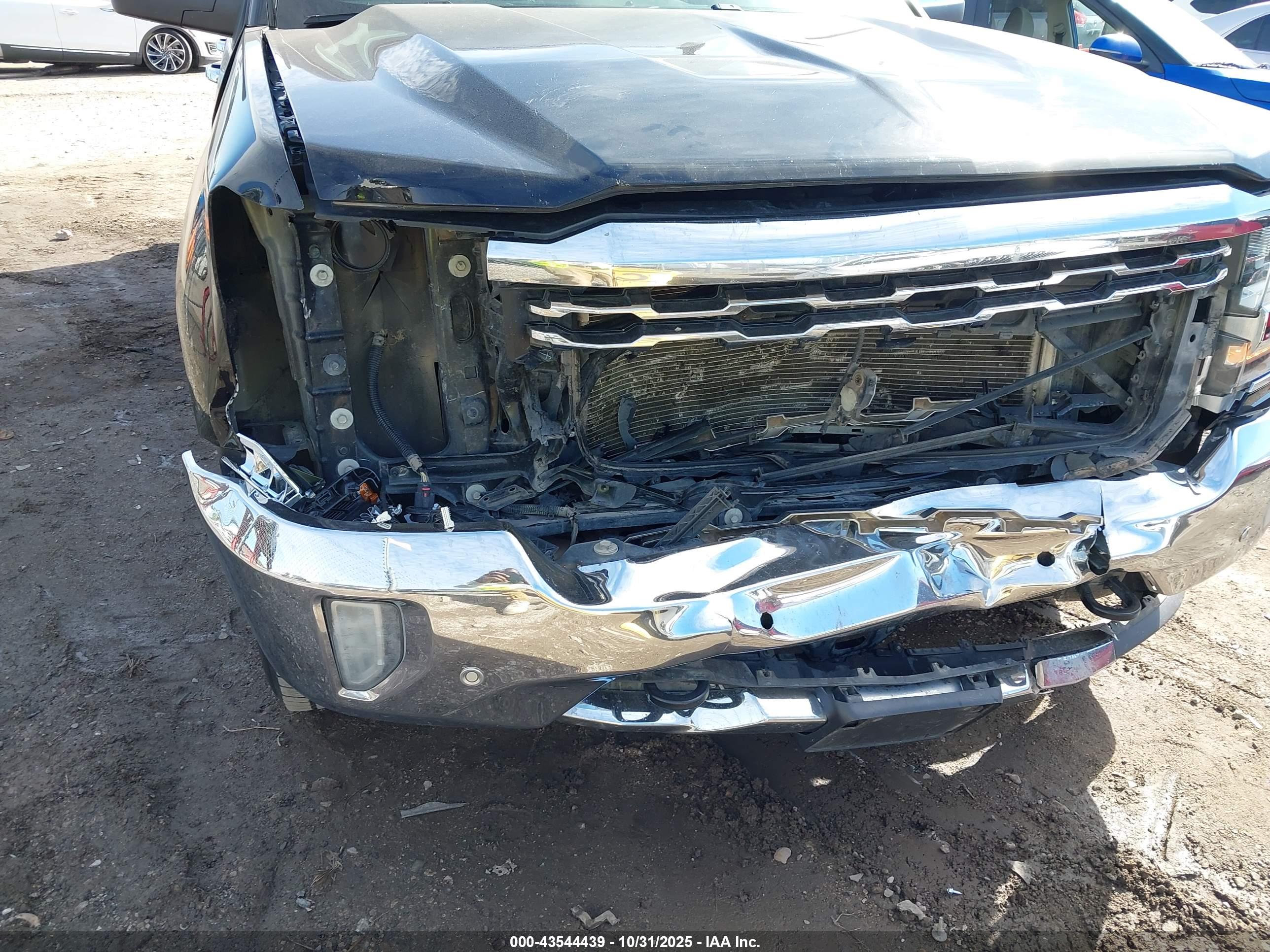 CHEVROLET SILVERADO image 6
