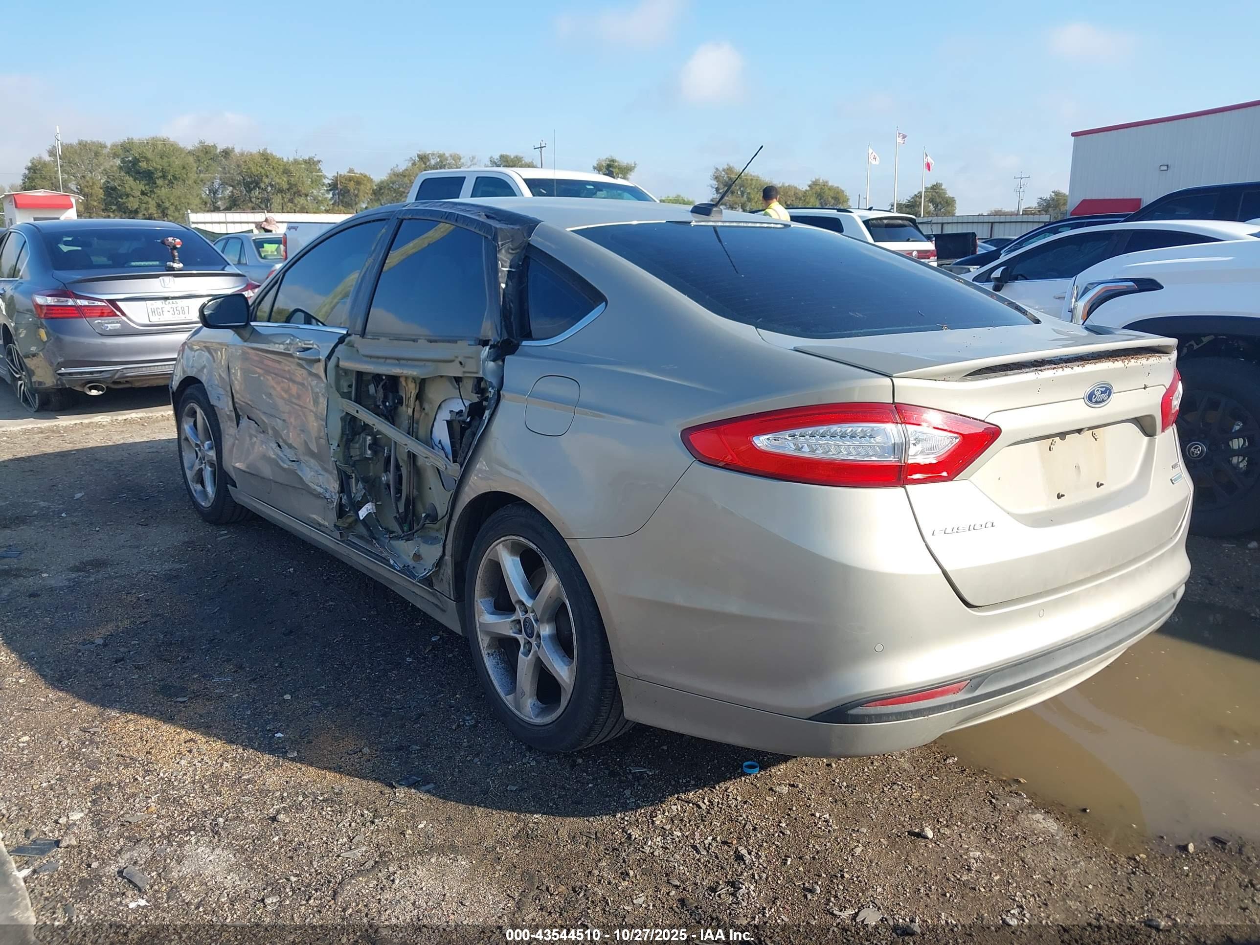 FORD FUSION image 3