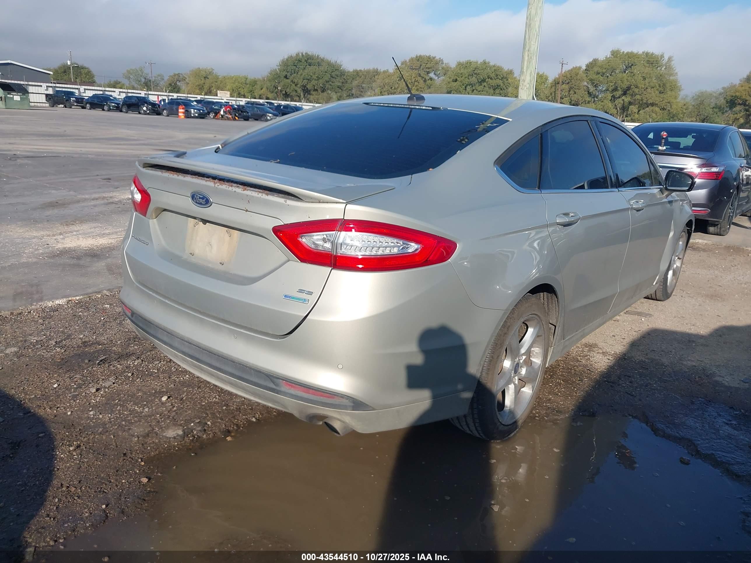 FORD FUSION image 4