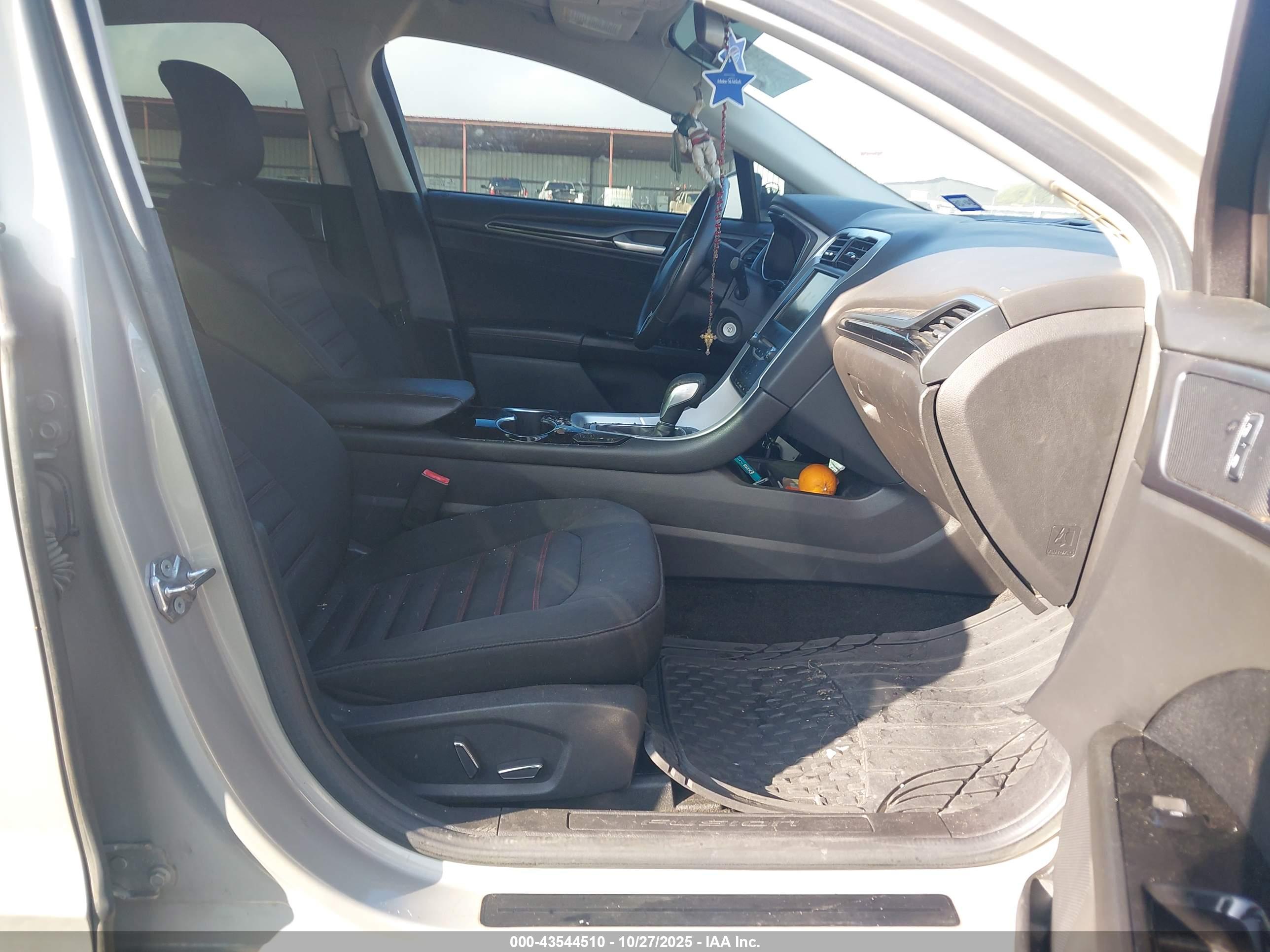 FORD FUSION image 5